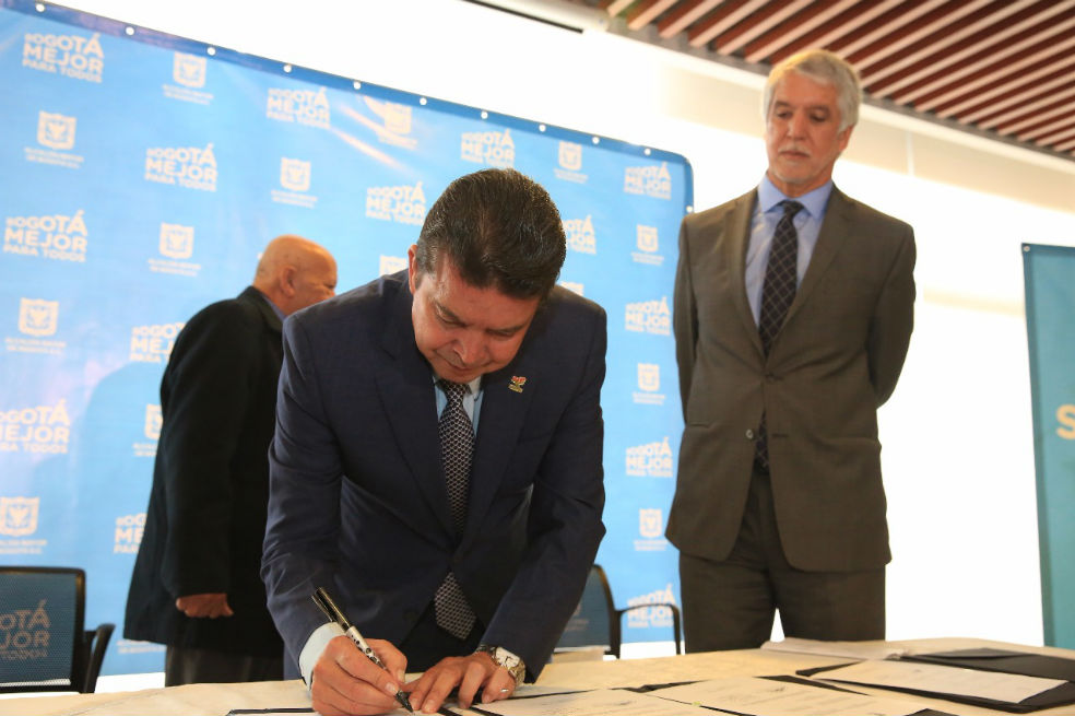 Distrito y sindicatos logran acuerdo para mejorar condiciones de 20.000 empleados