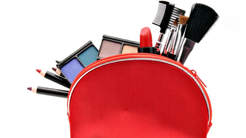 ¿Se puede llevar maquillaje, cuchilla de afeitar o plancha en el equipaje de mano?