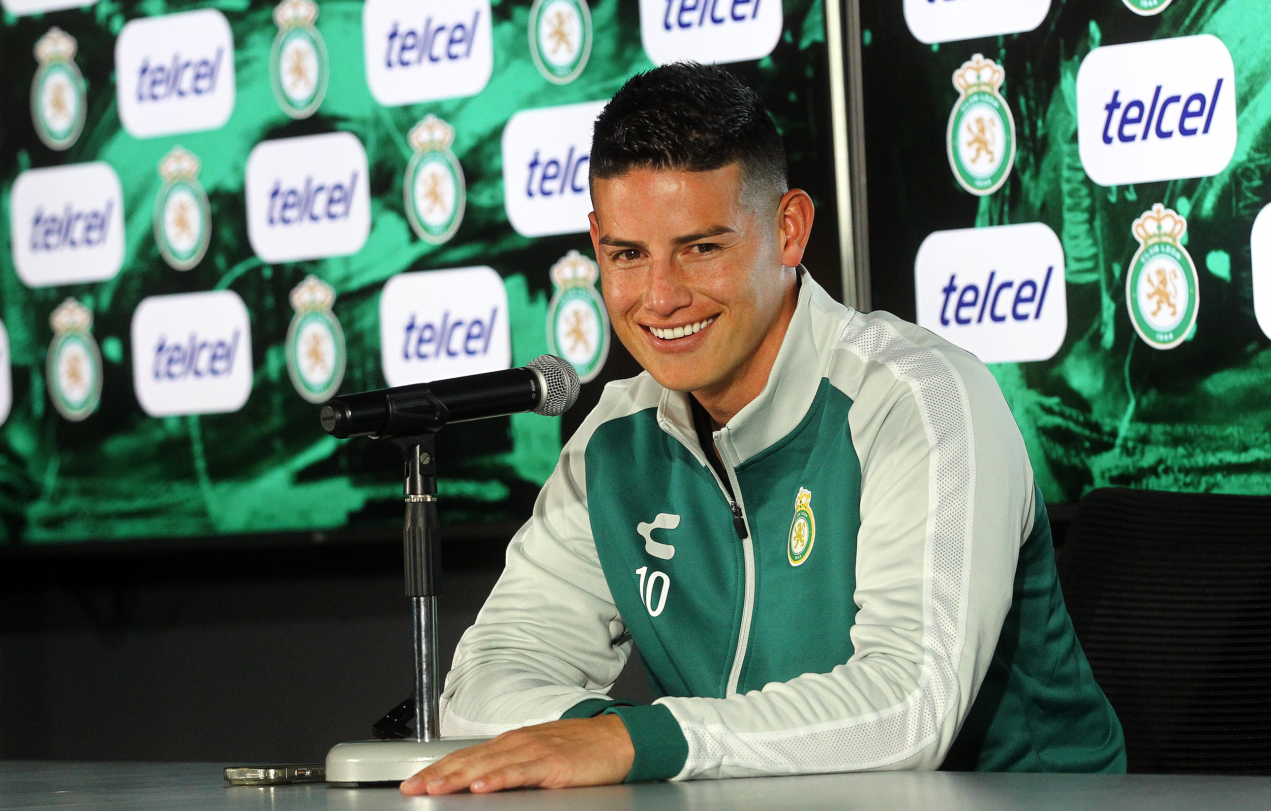 MEX9650. LEÓN (MÉXICO), 14/01/2025.- El futbolista colombiano James Rodríguez habla durante una rueda de prensa en las instalaciones de Esmeralda Casa Club León este martes, en León, estado de Guanajuato (México). Rodríguez aseguró que el argentino Eduardo Berizzo, entrenador de su nuevo equipo, el León del fútbol mexicano, le ha pedido replicar el rol que asume en la selección de su país. EFE/ Luis Ramírez