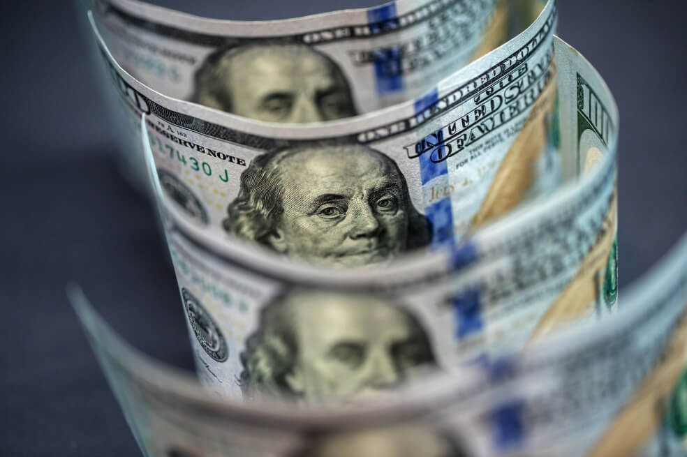 El dólar rozó los $3.900 en medio de la declaración de pandemia por coronavirus