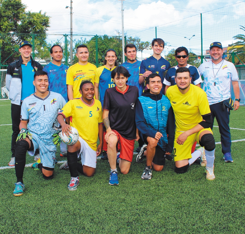  Los jugadores de la selección de Colombia de fútbol para ciegos durante un entrenamiento en Bogotá.