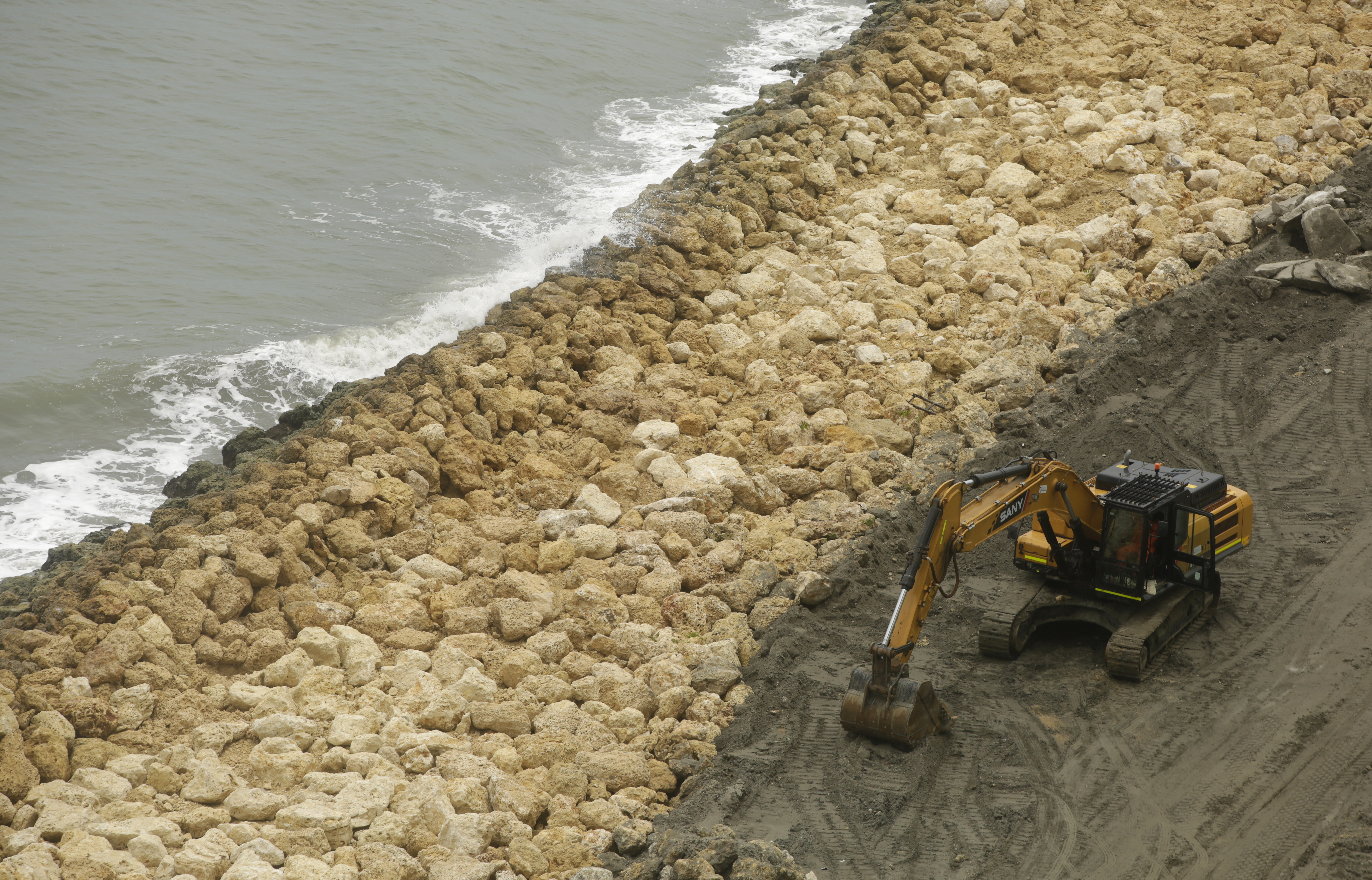 Reanudan pagos a trabajadores de playa en Cartagena por compensación de obras