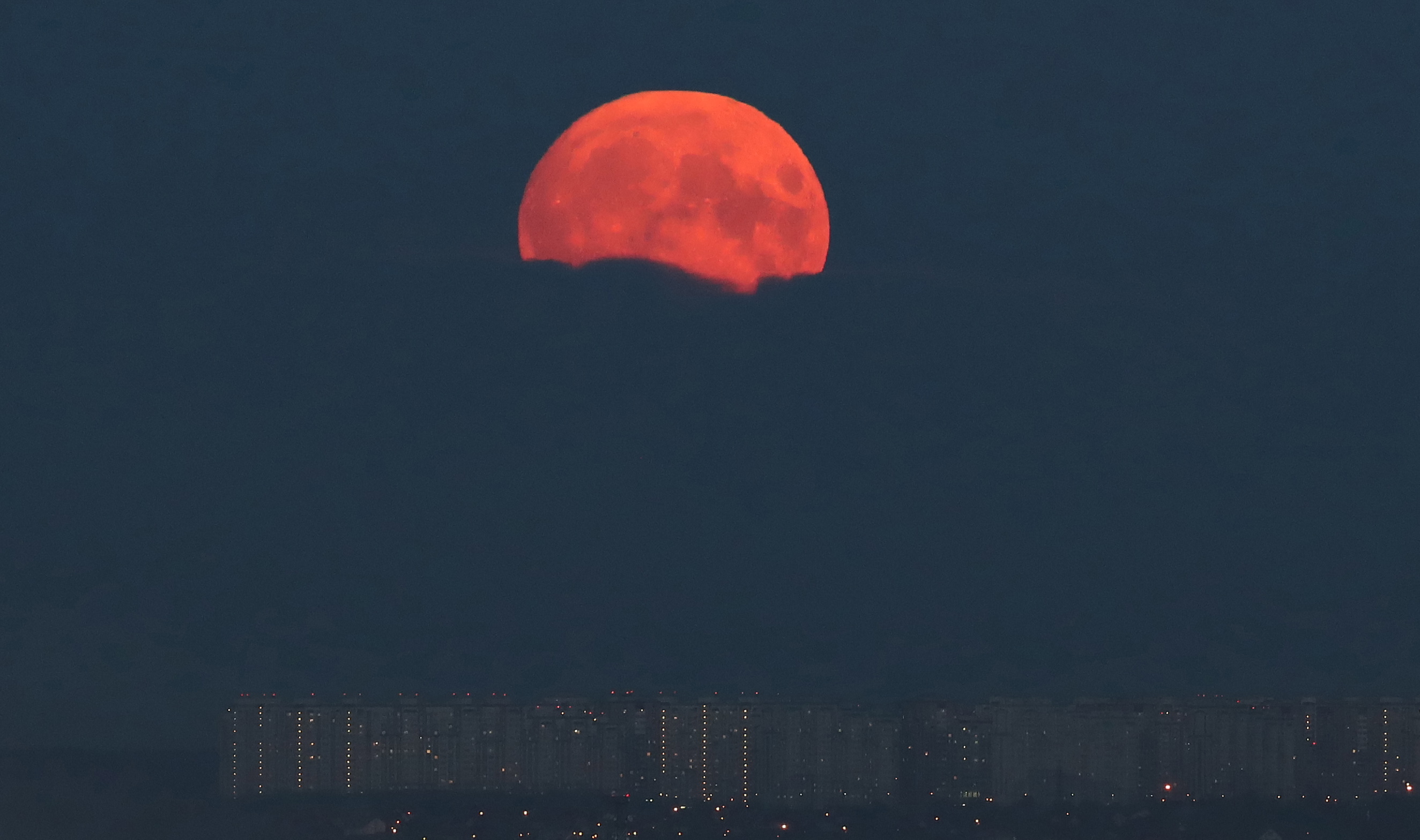 Moscow (Russian Federation), 30/08/2023.- Super Blue Moon rises above Domodedovo town outside of Moscow, Russia, 30 August 2023. This second Super Moon in August will also be the last Blue Moon until 2037. People in different parts of the world will be able to see a 'Supermoon' where the Moon comes to its closest point to the Earth. (Rusia, Moscú) EFE/EPA/MAXIM SHIPENKOV