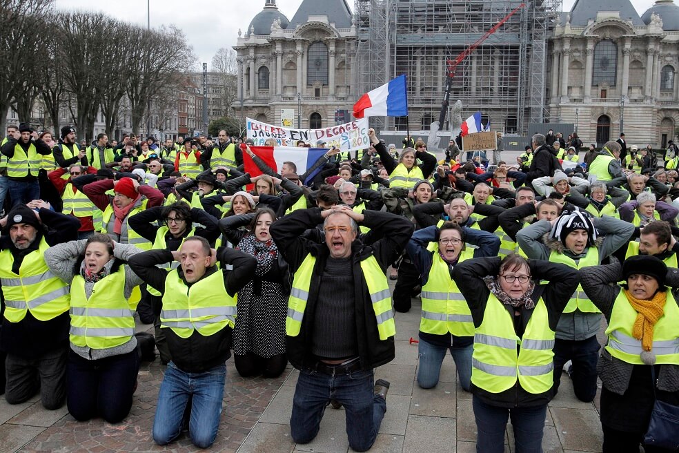Los «chalecos amarillos» salen a la calle a desafiar a Macron y sus anuncios