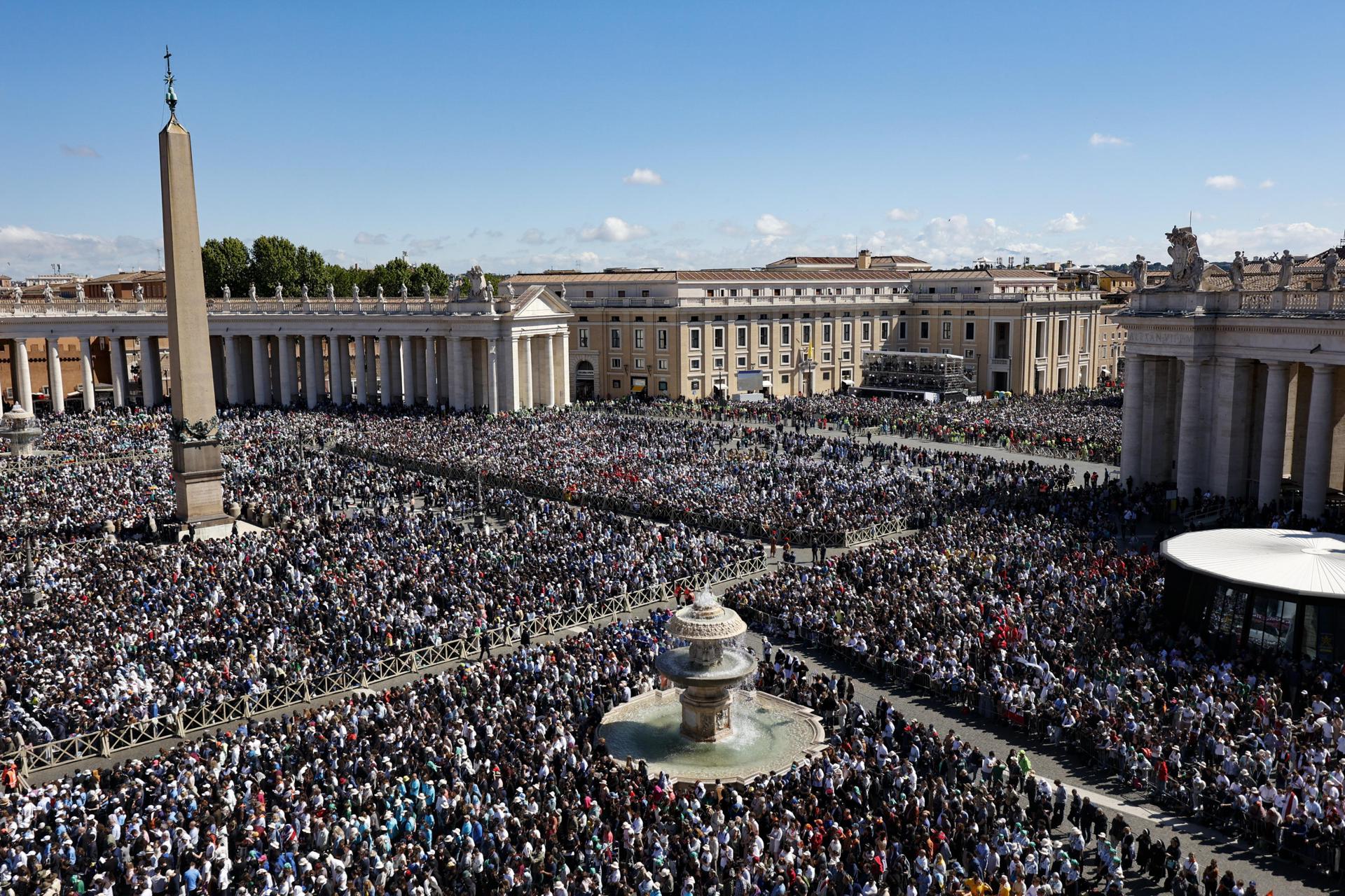 VATICAN CITY (Vatican City State (Holy See)), 26/04/2025.- The funeral Mass of Pope Francis in Saint Peter's Square in Vatican City, 26 April 2025. Pope Francis passed away on Easter Monday, 21 April 2025, at the age of 88. (Papa) EFE/EPA/FABIO FRUSTACI
