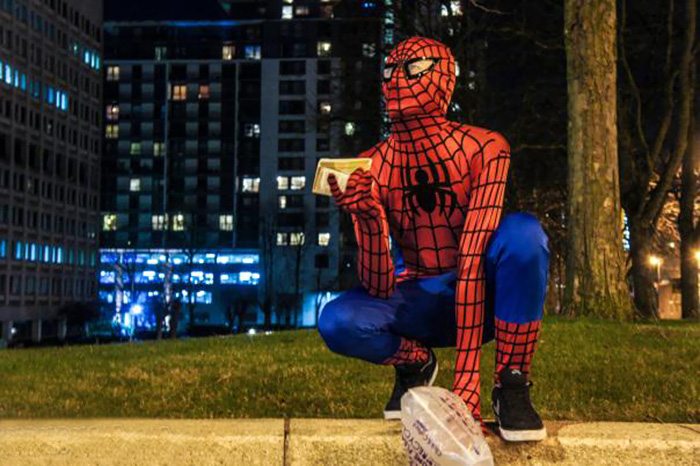Un Spiderman que combate el hambre del Reino Unido