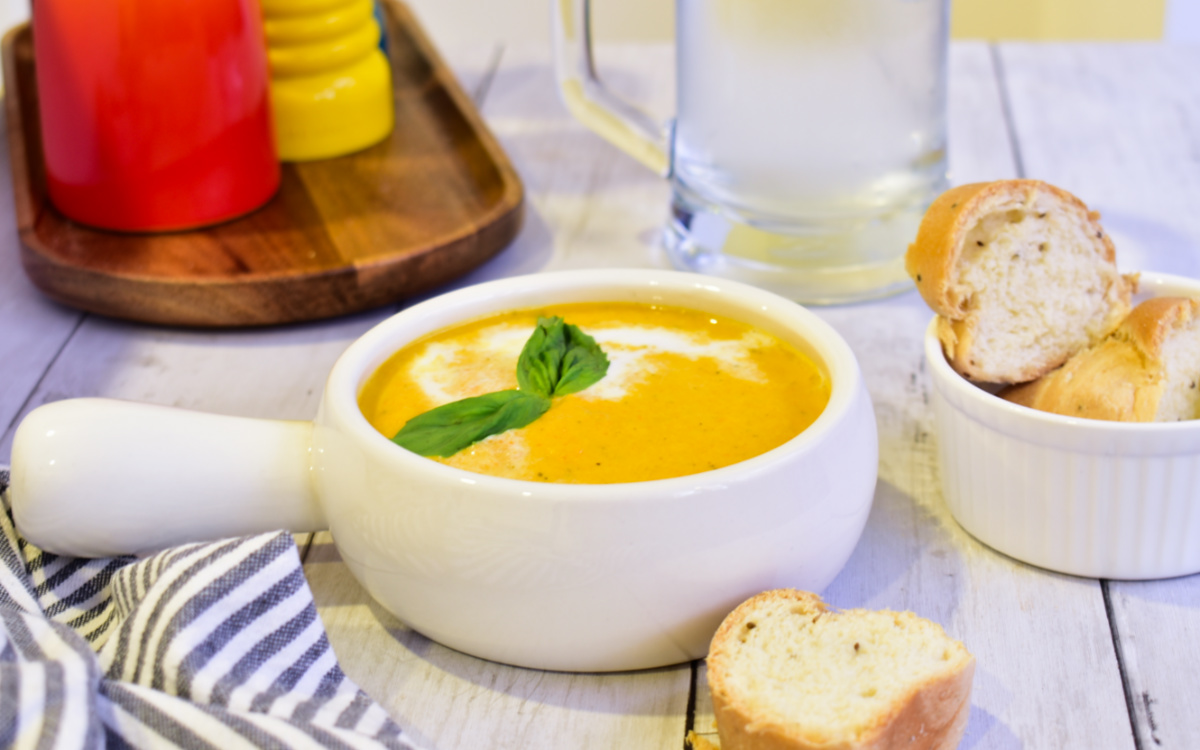 Seis pasos para llevar a la mesa una crema de tomate