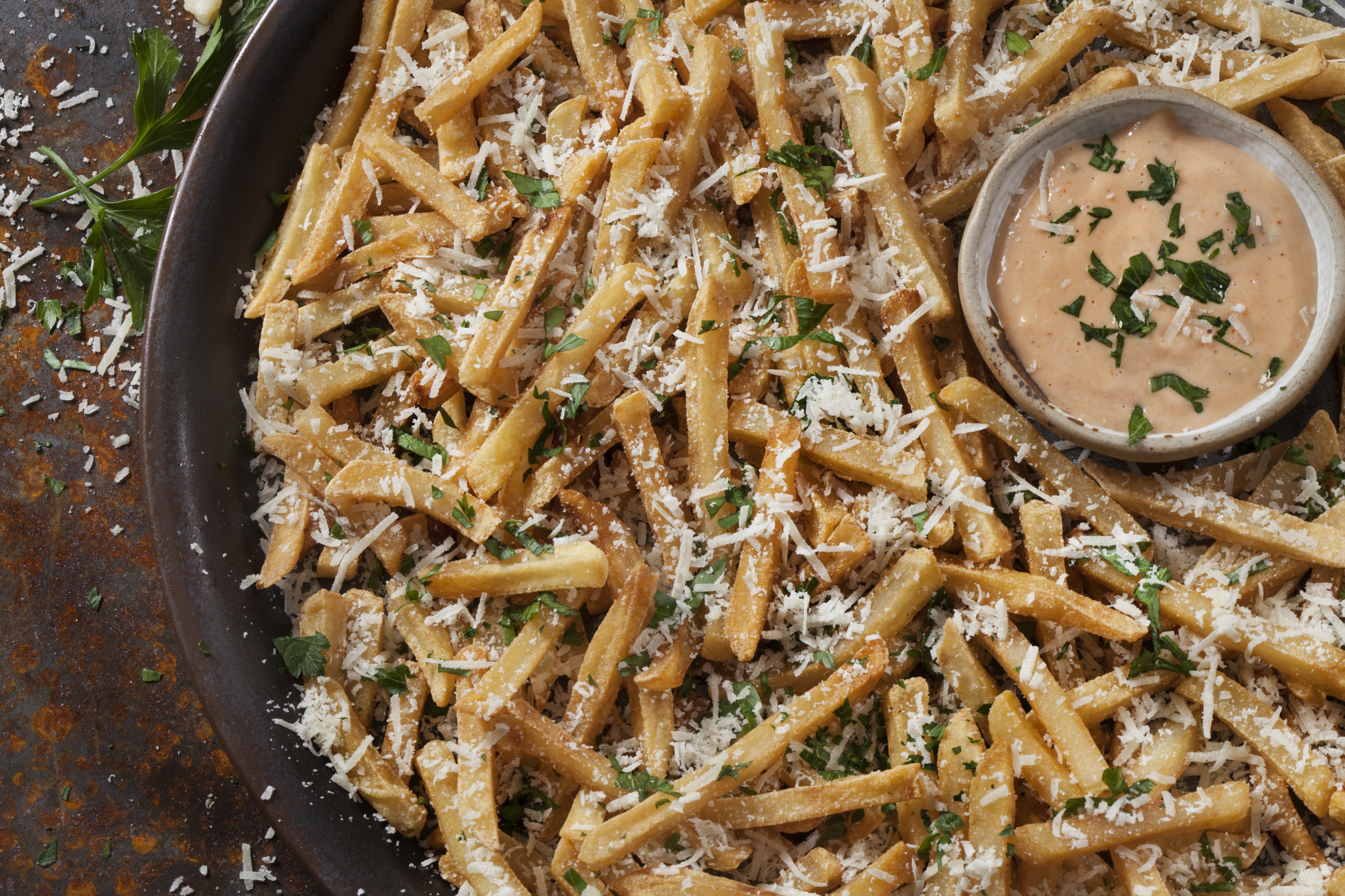 Papas fritas con ajo y queso parmesano, una fusión de sabores imperdibles