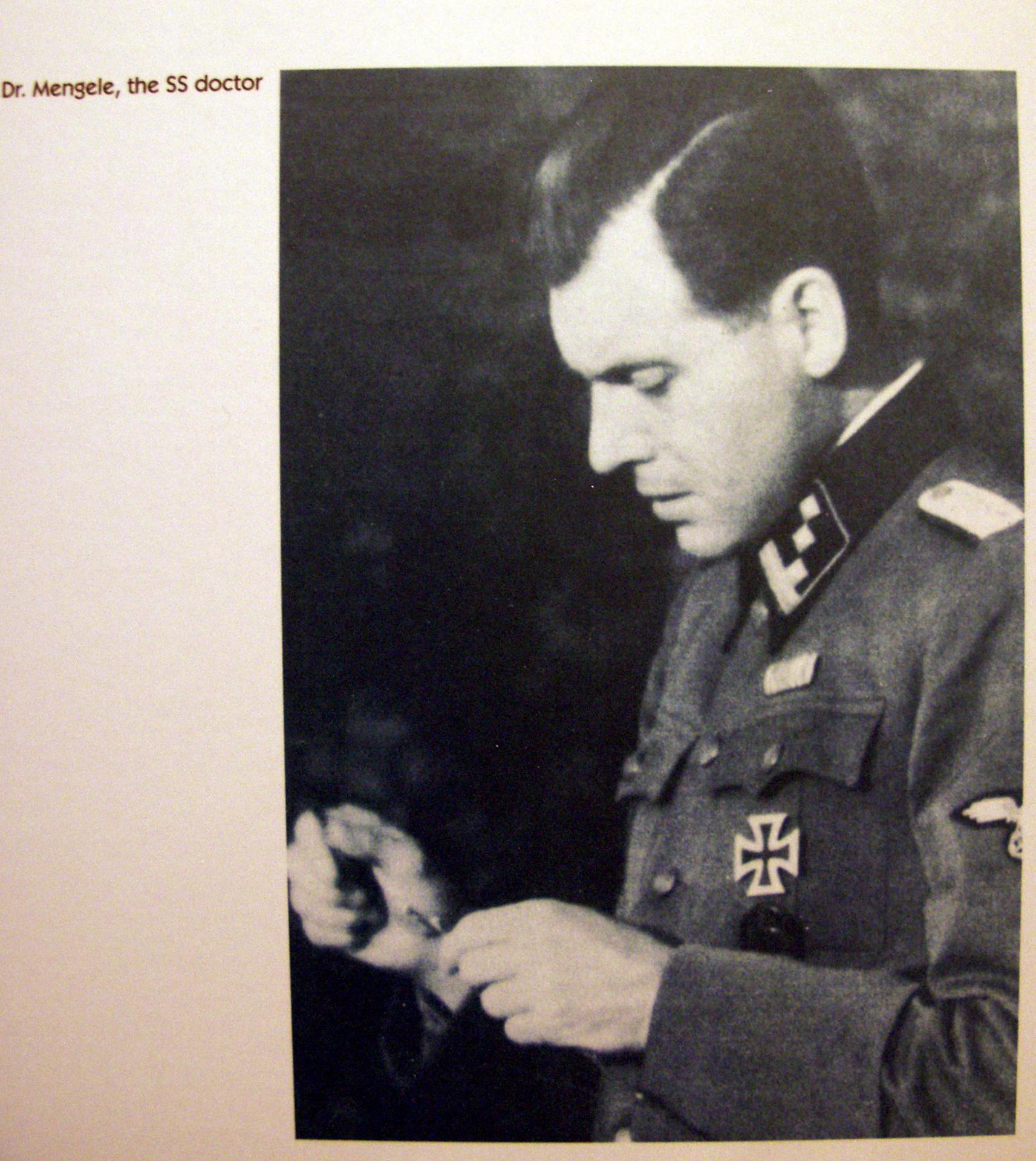 MTI102. BOGOTÁ (COLOMBIA), 06/05/2025.- Fotografía de archivo del 27 de enero de 2006 de un retrato del doctor del campo de concentración nazi de Auschwitz-Birkenau, Josef Mengele (conocido como el ángel de la muerte), durante la exhibición 'Roma Holocausto y Racismo en la Europa de Hoy', en Budapest (Hungría). Los restos óseos de uno de los mayores criminales del Tercer Reich yacen olvidados en una caja de plástico en el Instituto Médico Legal de São Paulo. Son los de Josef Mengele, el Ángel de la Muerte de Auschwitz, quien vivió escondido durante casi dos décadas en Brasil hasta que murió ahogado en el mar. EFE/ Gyula Czimbal / PROHIBIDO SU USO EN HUNGRIA [HUNGARY OUT] ARCHIVO

