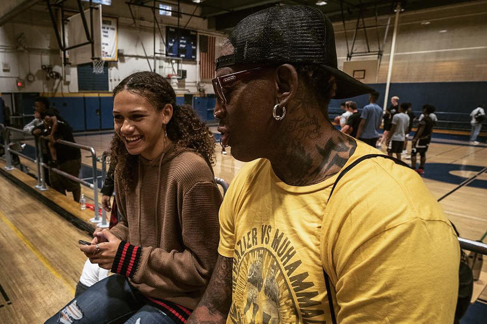 Ella es Trinity, la hija de Dennis Rodman, la futbolista que bailó a Colombia