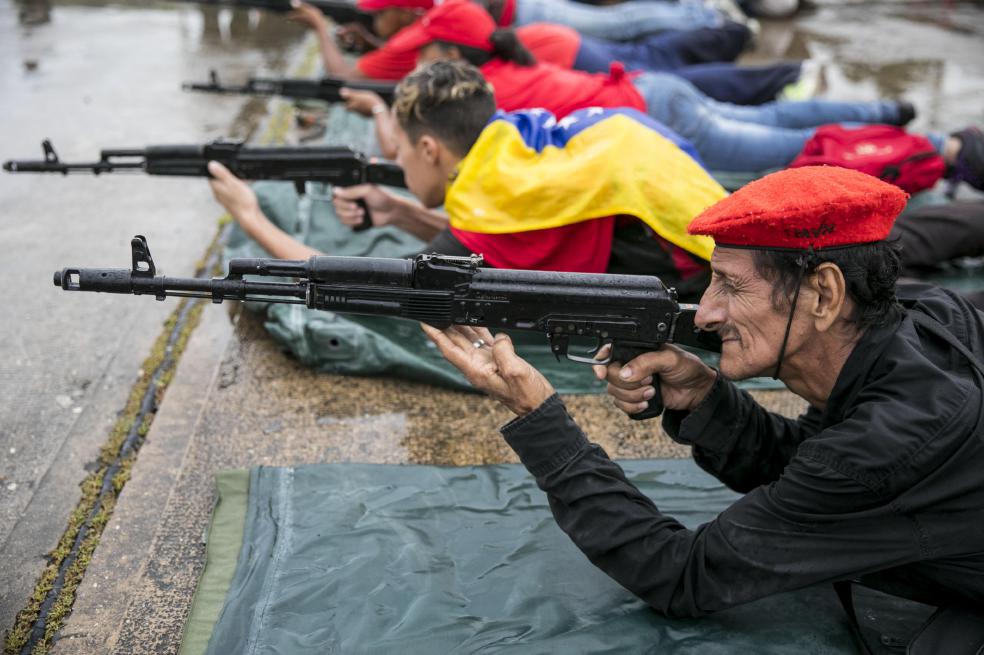 Civiles  participaron en los  ejercicios militares del fin de semana en Caracas.  / EFE