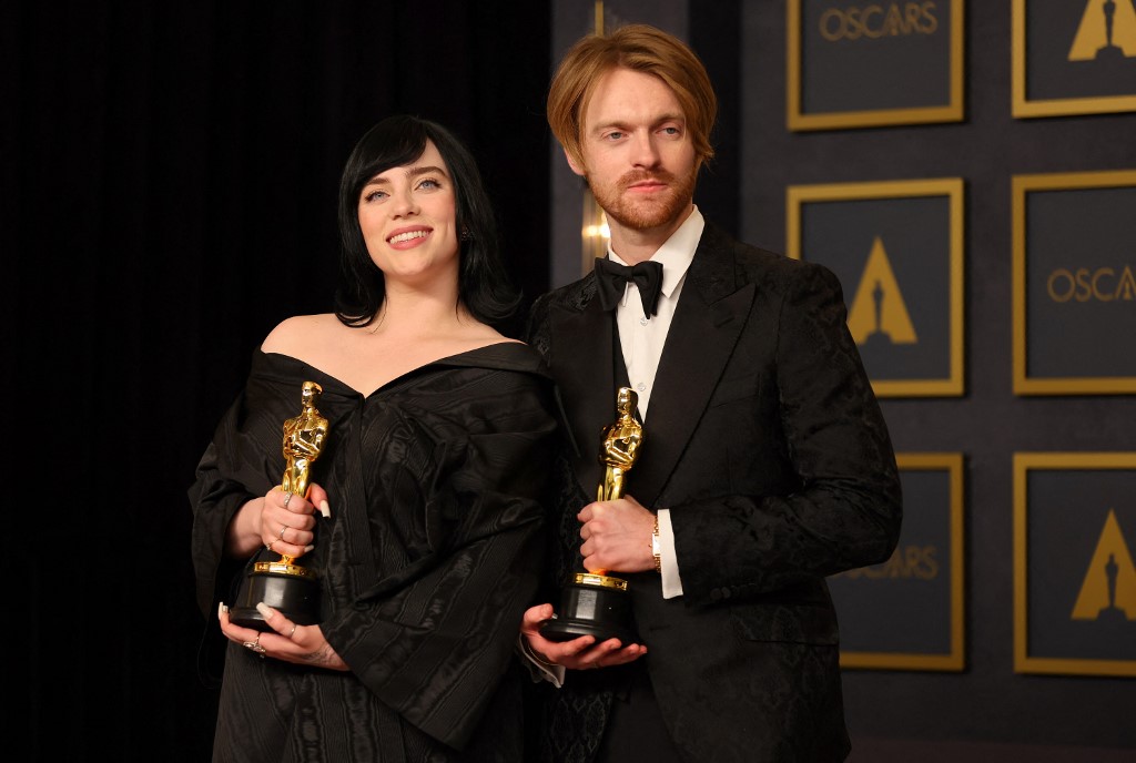 Billie Eilish y FINNEAS celebran el premio Óscar a "Mejor canción original" por "No Time to Die".