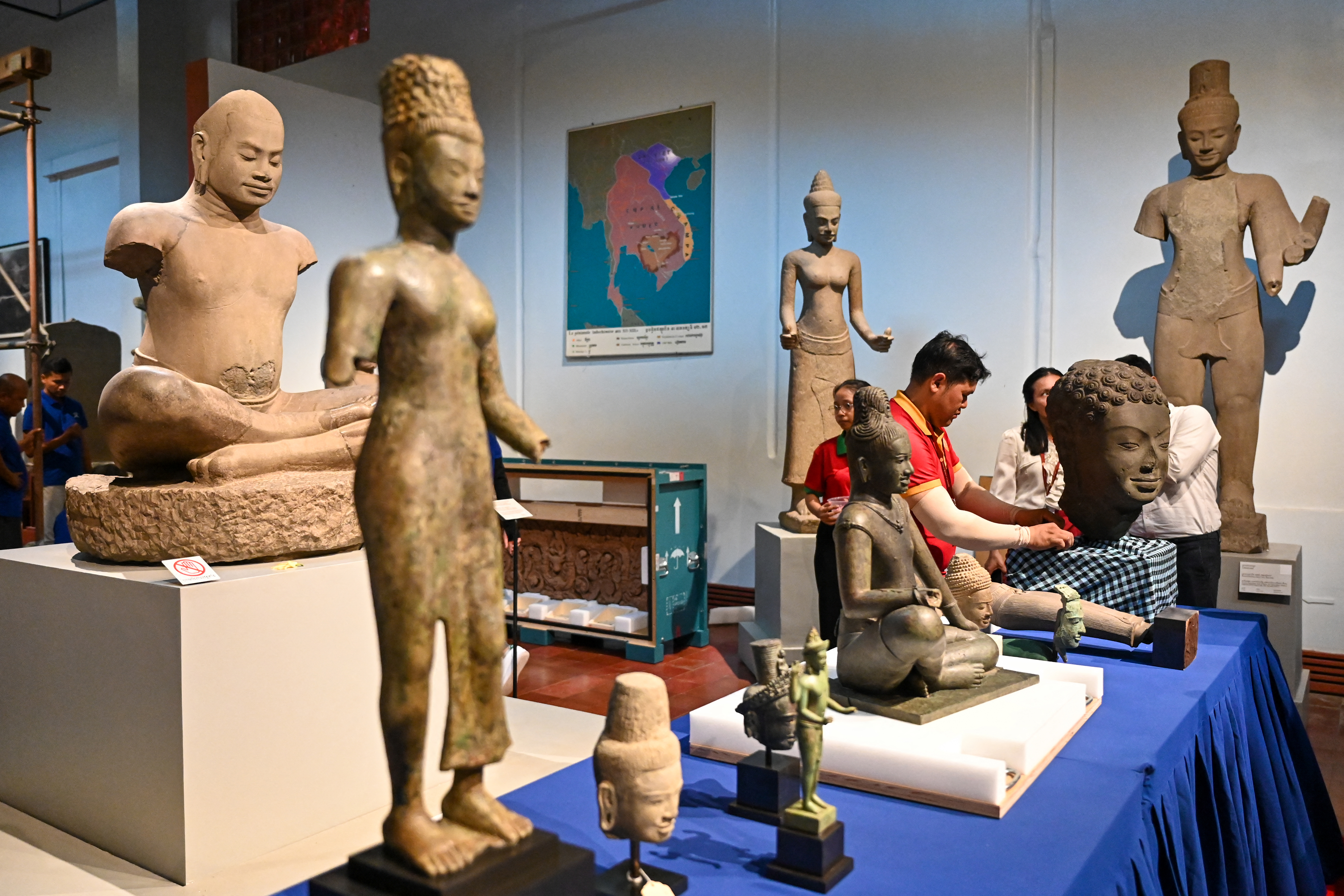 Camboya exhibe 14 piezas de arte jemer expoliadas y devueltas por el MET