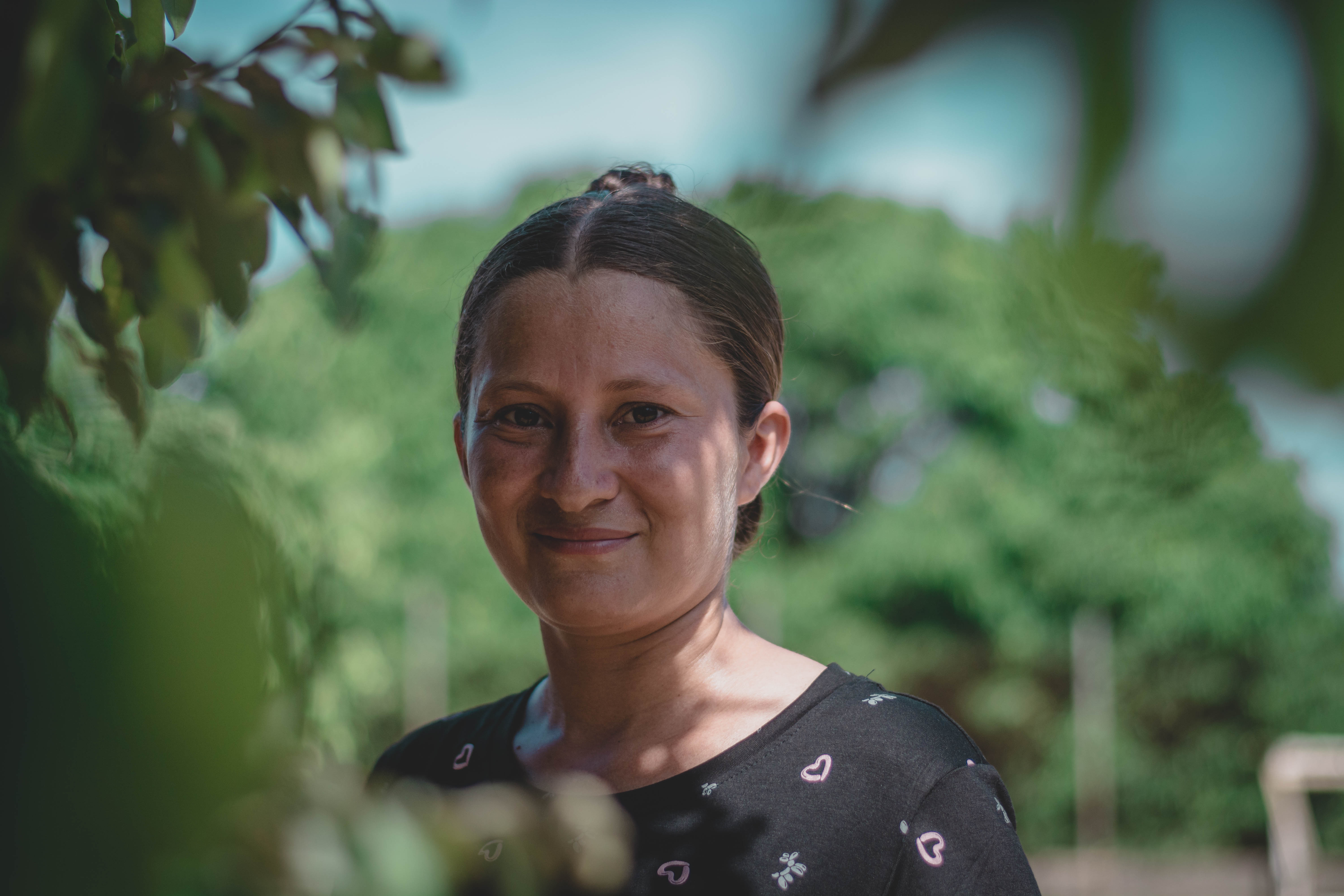 Ledis López tiene 27 años y es la mujer que lidera el grupo juvenil que busca conservar el agua en El Tigre 3 en Caucasia (Antioquia). Junto con su equipo, han construido un vivero, en el cual sembraron unas 160 plantas de árboles nativos y maderables como el almendro, caracolí, achí y cedro.