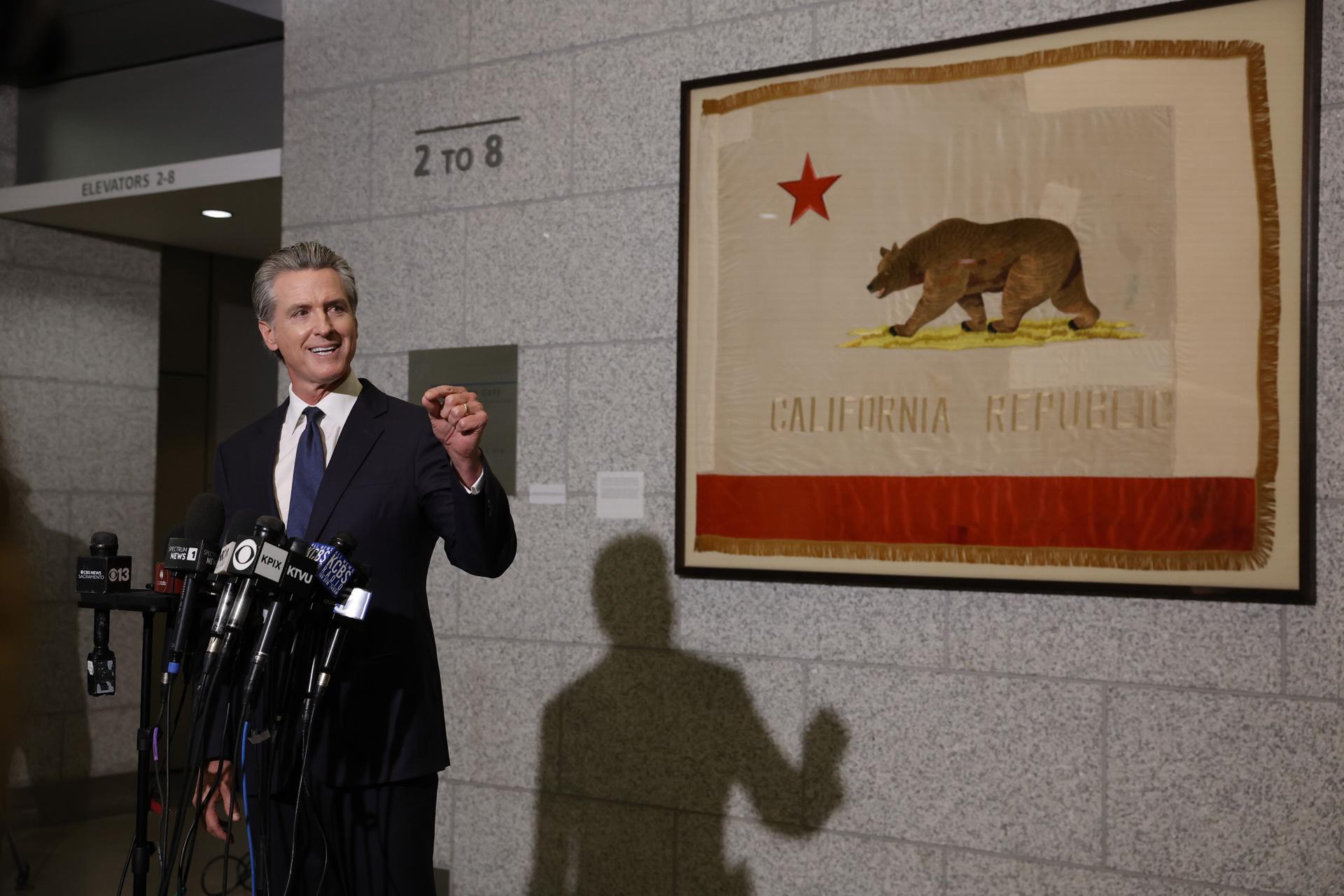 Gobernador de California demanda a Fox News por difamación y pide US$787 millones