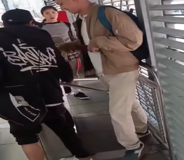 Hombre cobraba por colarse en TransMilenio: al menos 10 ingresaron sin pagar