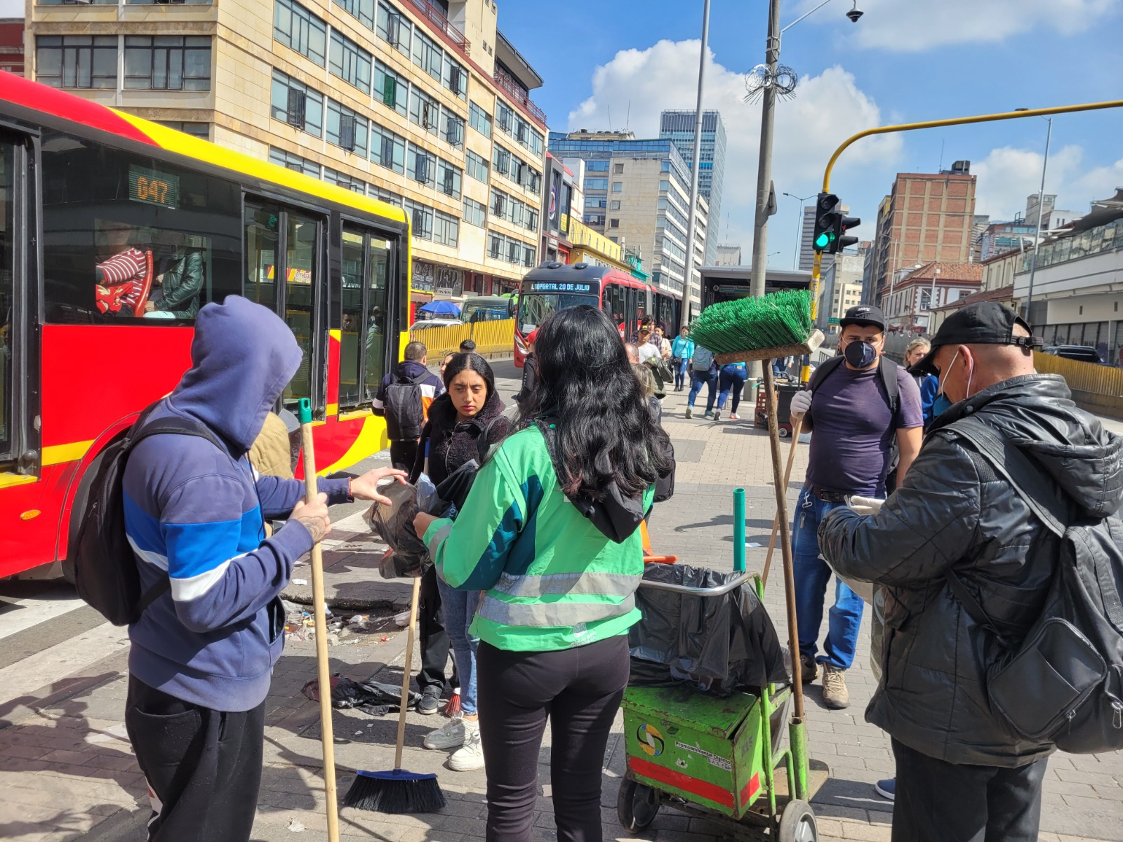 Respetar los horarios y rutas de recolección asignados a su barrio. Sacar la basura fuera de horario puede generar comparendos.