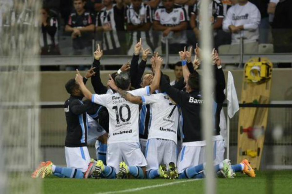 Mineiro pierde en casa ante Gremio y Corinthians asume el liderato en Brasil