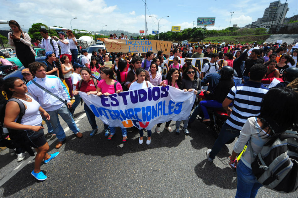 Maduro dice que profesores en paro solo buscan derrocarlo