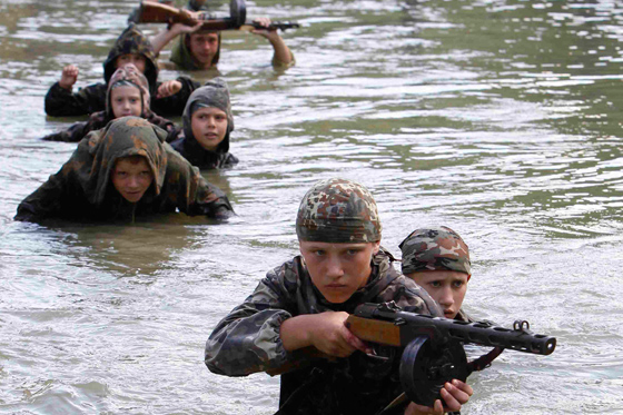 Los niños cosacos juegan a la guerra
