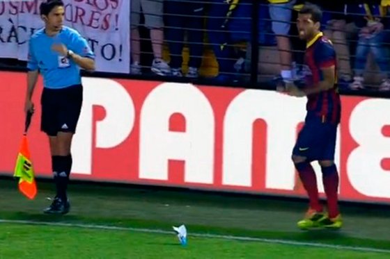 Identificado y vetado de por vida el hincha que arrojó un plátano contra Dani Alves