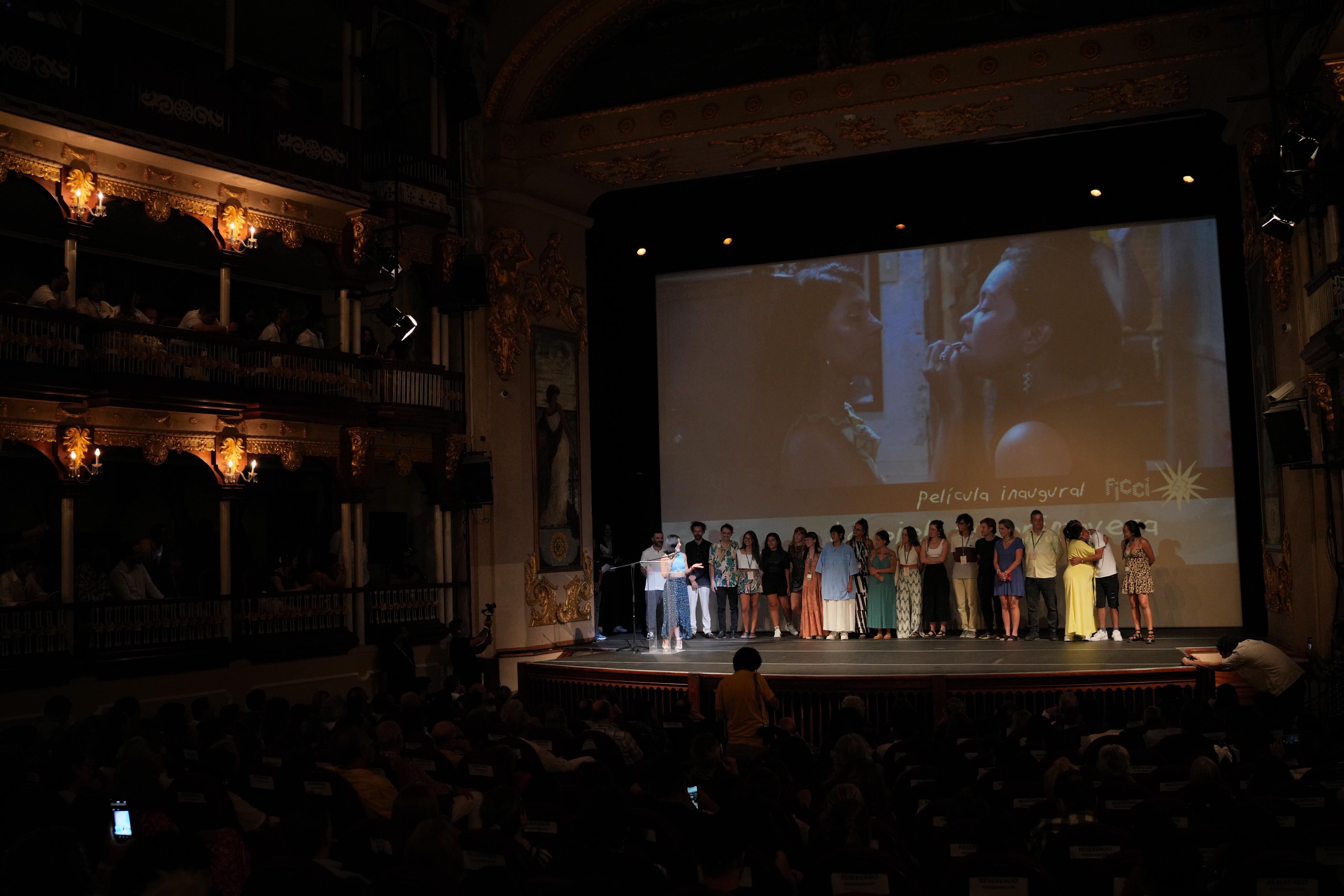 La directora Yennifer Uribe Alzate le pidio al elenco y equipo de "La piel en primavera" subir al escenario.