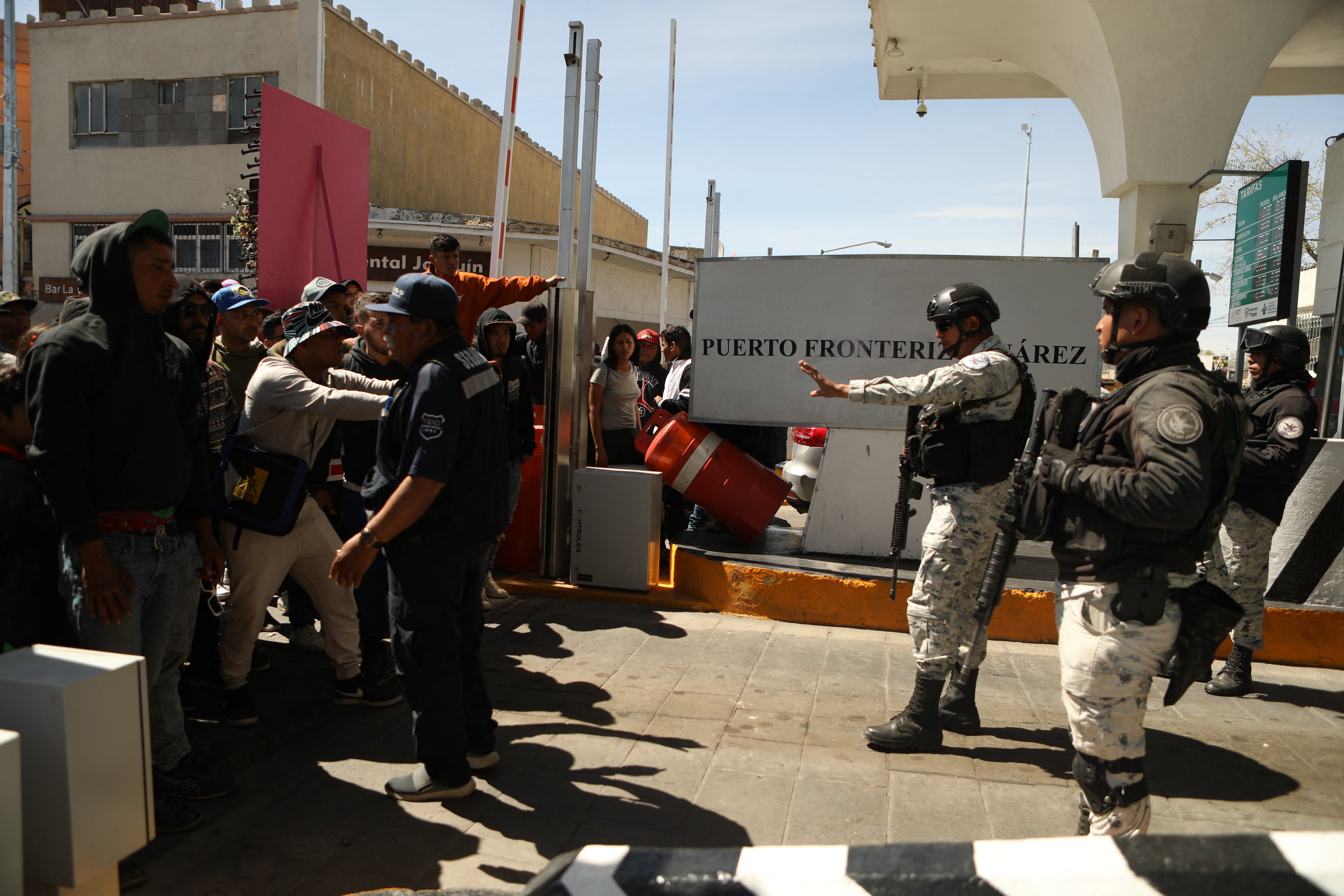 Estampida de migrantes intentó entrar a Estados Unidos desde México