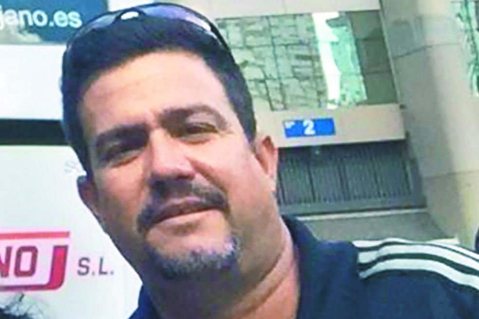 El entrenador Nelson Gutiérrez, con camiseta negra y gafas sobre su cabeza