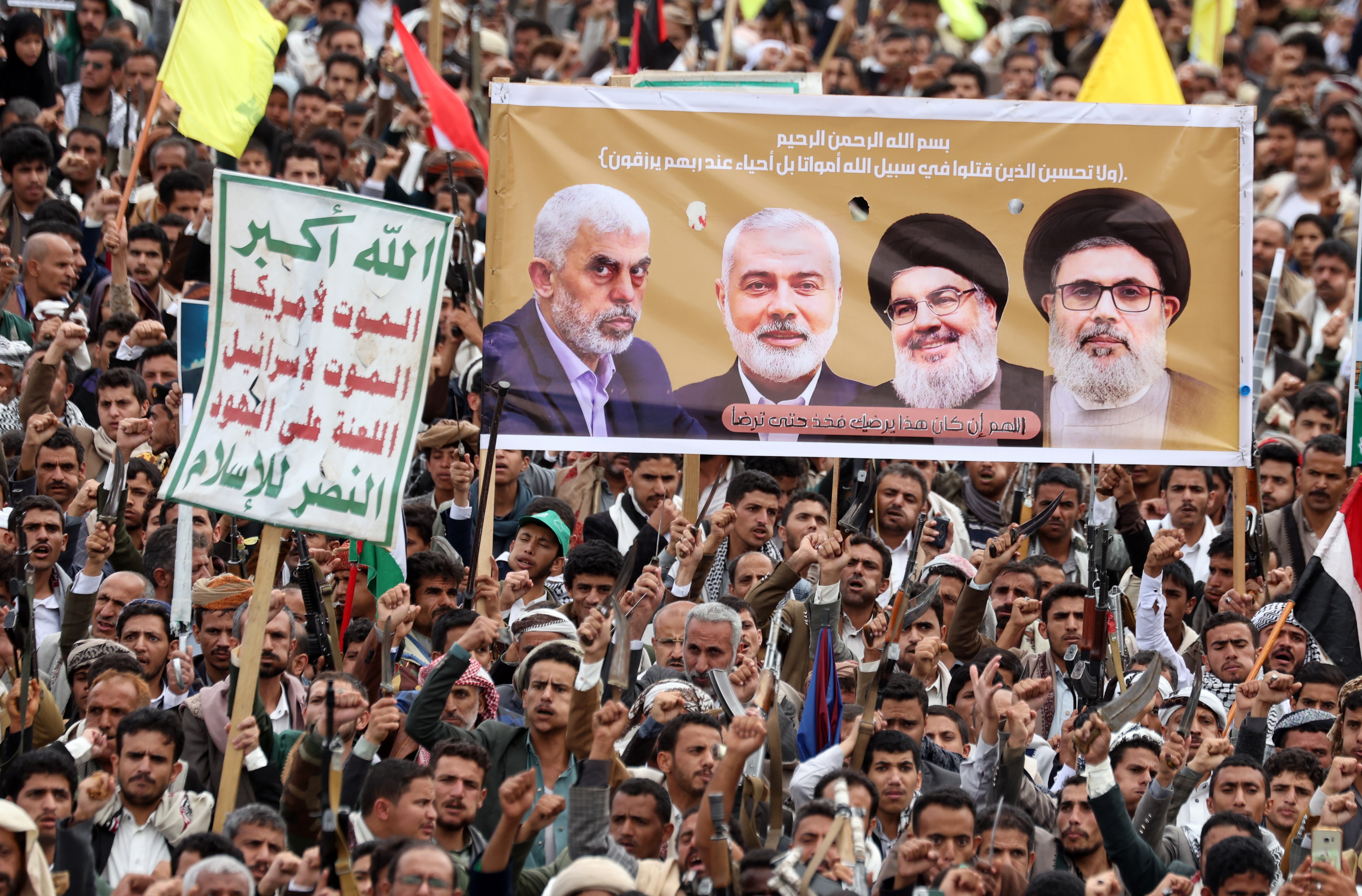 Sana'a (Yemen), 25/10/2024.- Houthi supporters hold a banner showing (L-R) late Hamas leader Yahya Sinwar, late Hamas leader Ismail Haniyeh, late Hezbollah leader Hassan Nasrallah and late Hezbollah's executive council head Hashem Safieddine, during a rally in solidarity with the Lebanese and Palestinian people, in Sana'a, Yemen, 25 October 2024. Yemenis gathered for a rally in solidarity with the Lebanese and Palestinian people and to condemn the US support for Israel's military operations in Lebanon and the Gaza Strip amid high tensions in the Middle East. (Protestas, Líbano, Hizbulá/Hezbolá) EFE/EPA/YAHYA ARHAB