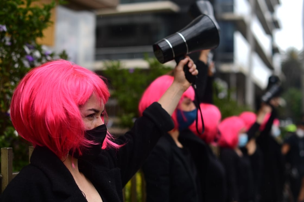 La intervención estuvo a cargo de las mujeres de La Otra Danza, quienes a través de megáfonos gritaron "¿Dónde están los desaparecidos por el Paro Nacional" frente a integrantes de la Policía Nacional que se encontraban sobre la calle 63.