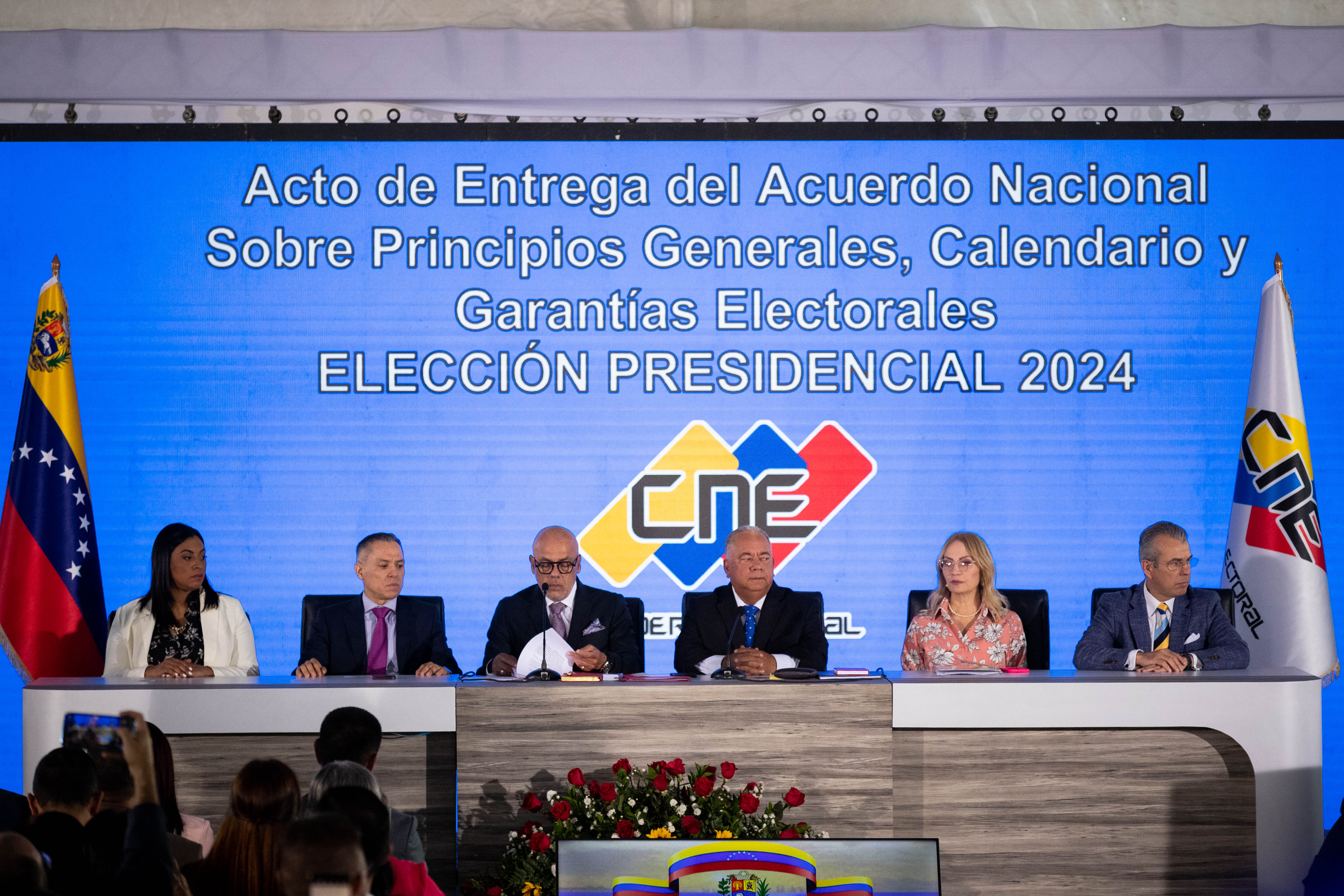 AME4246. CARACAS (VENEZUELA), 01/03/2024.- El presidente del Parlamento venezolano, Jorge Rodríguez (3i); el presidente del Consejo Nacional Electoral (CNE), Elvis Amoroso (3d); los rectores Aime Nogal (i), Carlos Quintero (2i), Rosalba Gil (2d) y Juan Carlos Delpino (d), participan en un acto en la sede del CNE este viernes, en Caracas (Venezuela). El CNE de Venezuela aseguró que empezará a estudiar las 27 fechas propuestas por diversos sectores del país para celebrar las elecciones presidenciales de este año, luego de recibir una lista de sugerencias por parte de la Asamblea Nacional (Parlamento), controlada por el chavismo. Amoroso dijo que el proceso de consultas que organizó la Cámara -que se extendió durante dos semanas, en las que participaron 52 organizaciones políticas- es un "acto de profundización de la democracia", pues también recibió recomendaciones de sectores religiosos, culturales y empresariales. EFE/ Rayner Peña R.