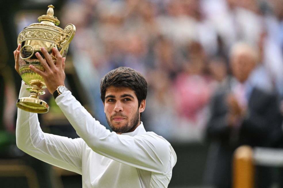 Lance - !QUE JOGO! 🎾🙌 Carlos Alcaraz faz HISTÓRIA, derrota a lenda Novak  Djokovic e conquista o torneio de Wimbledon em uma partida épica! Que  momento mágico estamos presenciando, amigos! 👏👏👏 #Alcaraz #