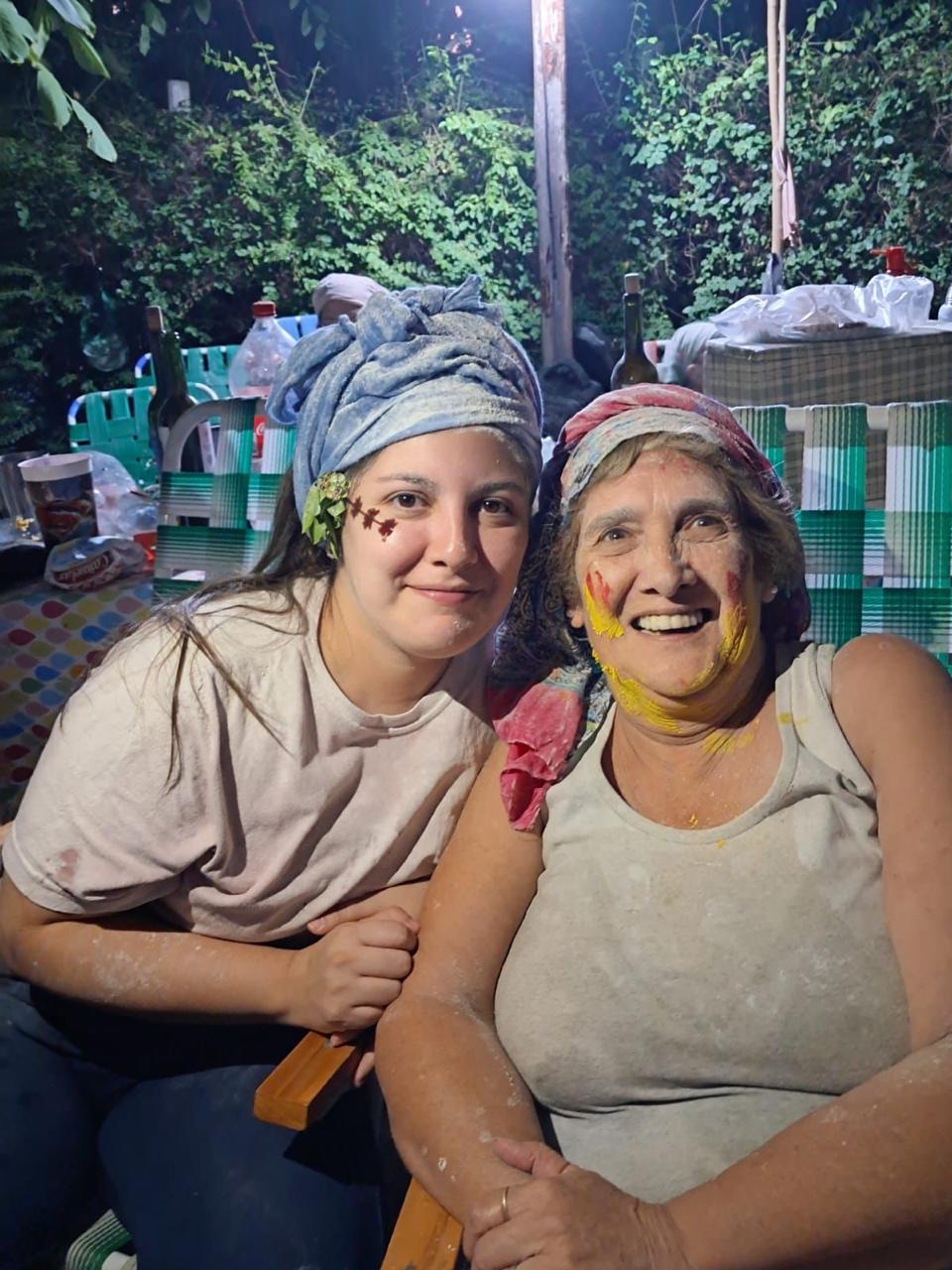 Cecilia Cárdenas y su abuela