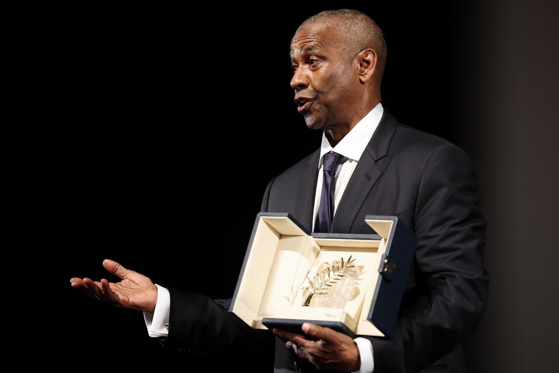 CANNES (France), 19/05/2025.- US actor Denzel Washington receives the Honorary Palme d'Or ahead of the screening of the film "Highest 2 Lowest" during the 78th annual Cannes Film Festival, in Cannes, France, 19 May 2025. The film festival runs from 13 to 24 May 2025. (Cine, Francia) EFE/EPA/VALERY HACHE / POOL MAXPPP OUT
