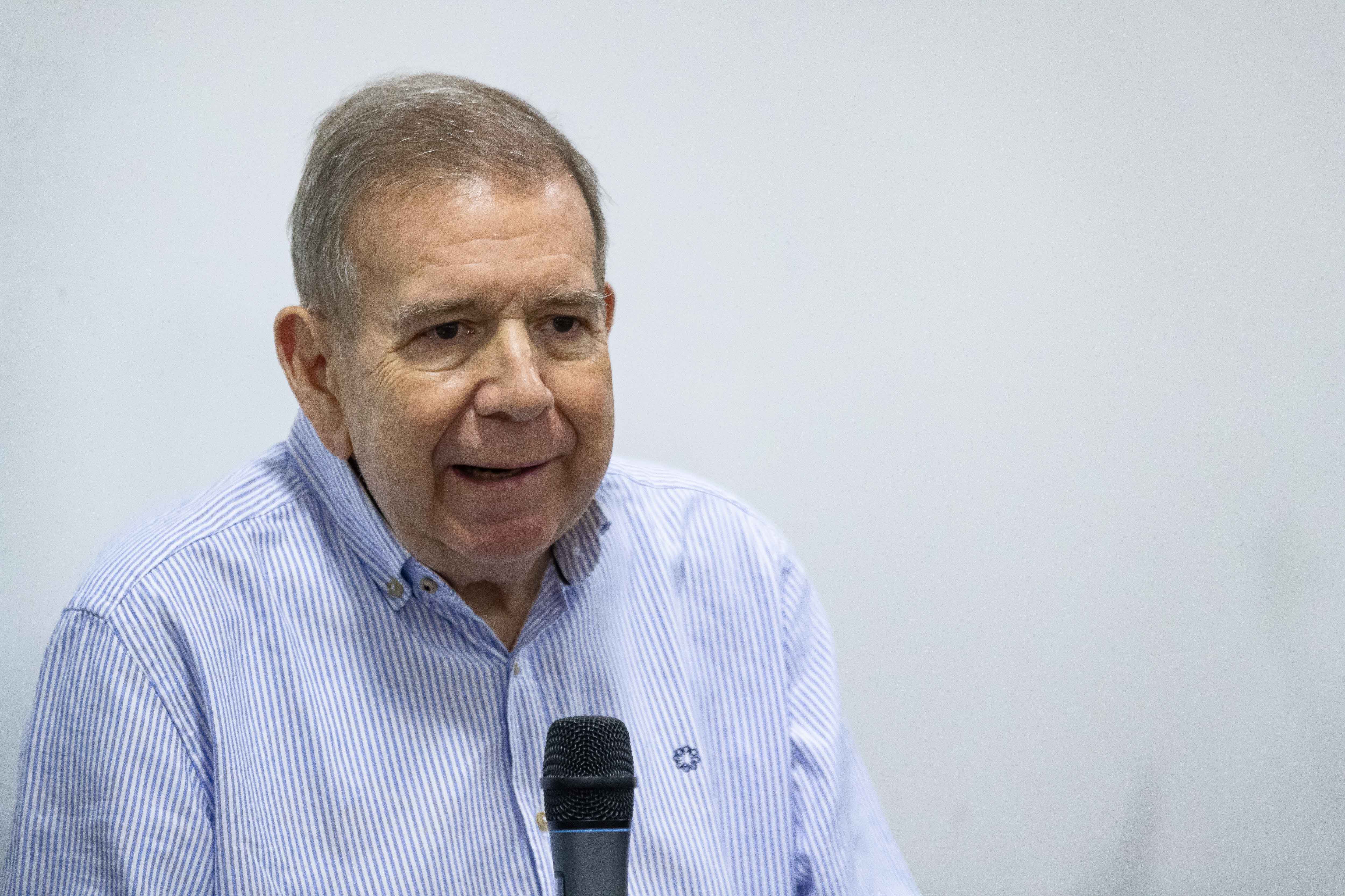 AME4377. CARACAS (VENEZUELA), 15/06/2024.- El candidato opositor, Edmundo González Urrutia, participa en el Encuentro Nacional de Forma este sábado en Caracas (Venezuela). El candidato presidencial de la principal coalición opositora de Venezuela, Edmundo González Urrutia, insistió este sábado en la necesidad de que los ciudadanos sean vigilantes del proceso electoral del próximo 28 de julio. "No solamente tenemos que conformarnos con ir a votar el 28, como seguramente lo vamos a hacer todos, también tenemos que estar muy, pero muy alertas en la vigilancia y en el control de voto", señaló el abanderado por la Plataforma Unitaria Democrática (PUD), en un encuentro con jóvenes y dirigentes de varias organizaciones políticas, en Caracas. EFE/ Ronald Peña R.