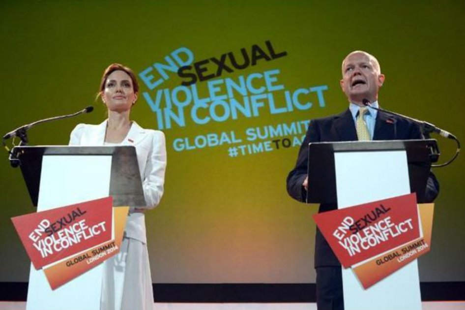 Angelina Jolie y el ministro de Relaciones Exteriores británico, William Hague, en la Conferencia sobre la violación en las guerras y conflictos/AFP