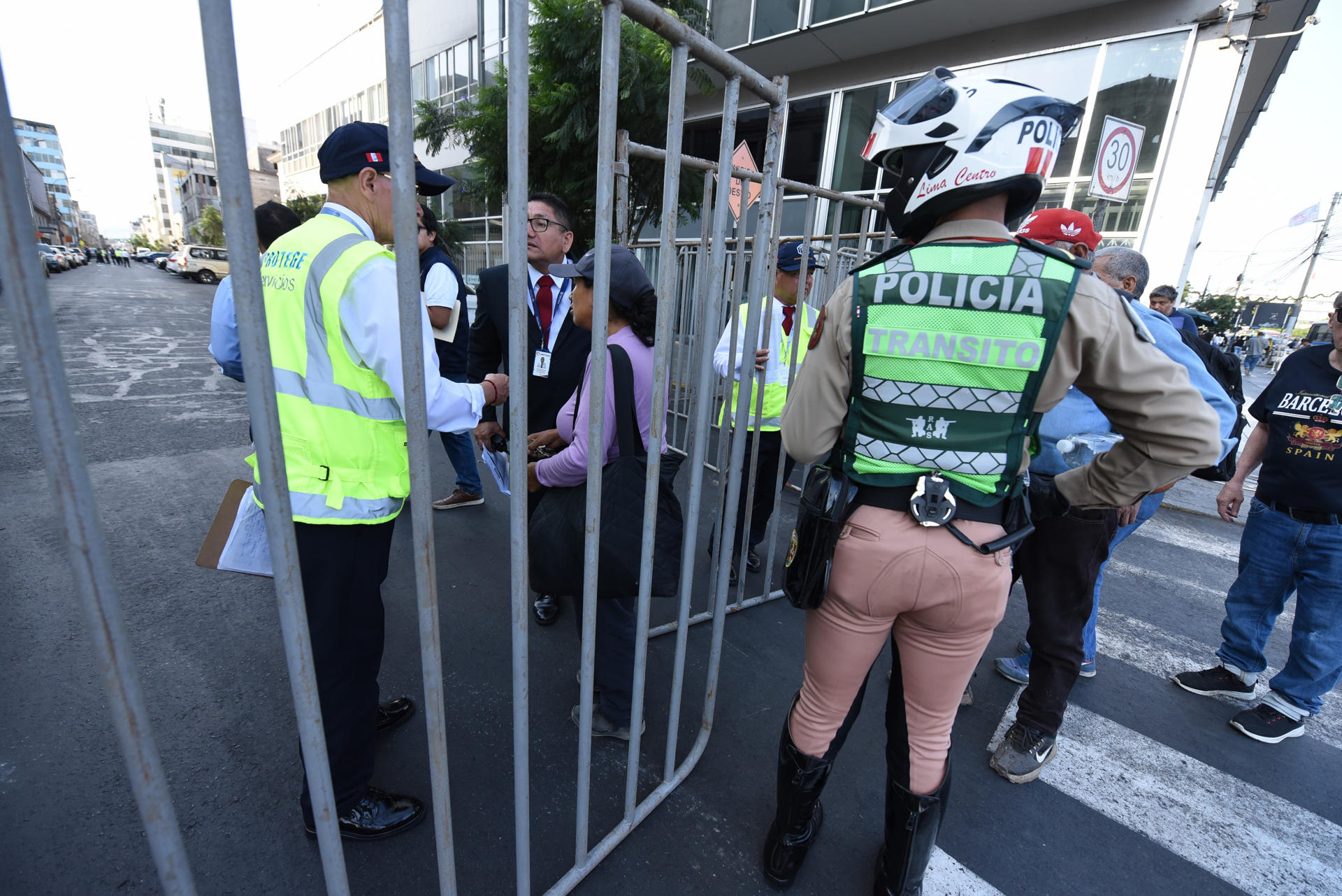 Elecciones en Perú: extienden hasta el lunes las votaciones en mesas que no pudieron abrir