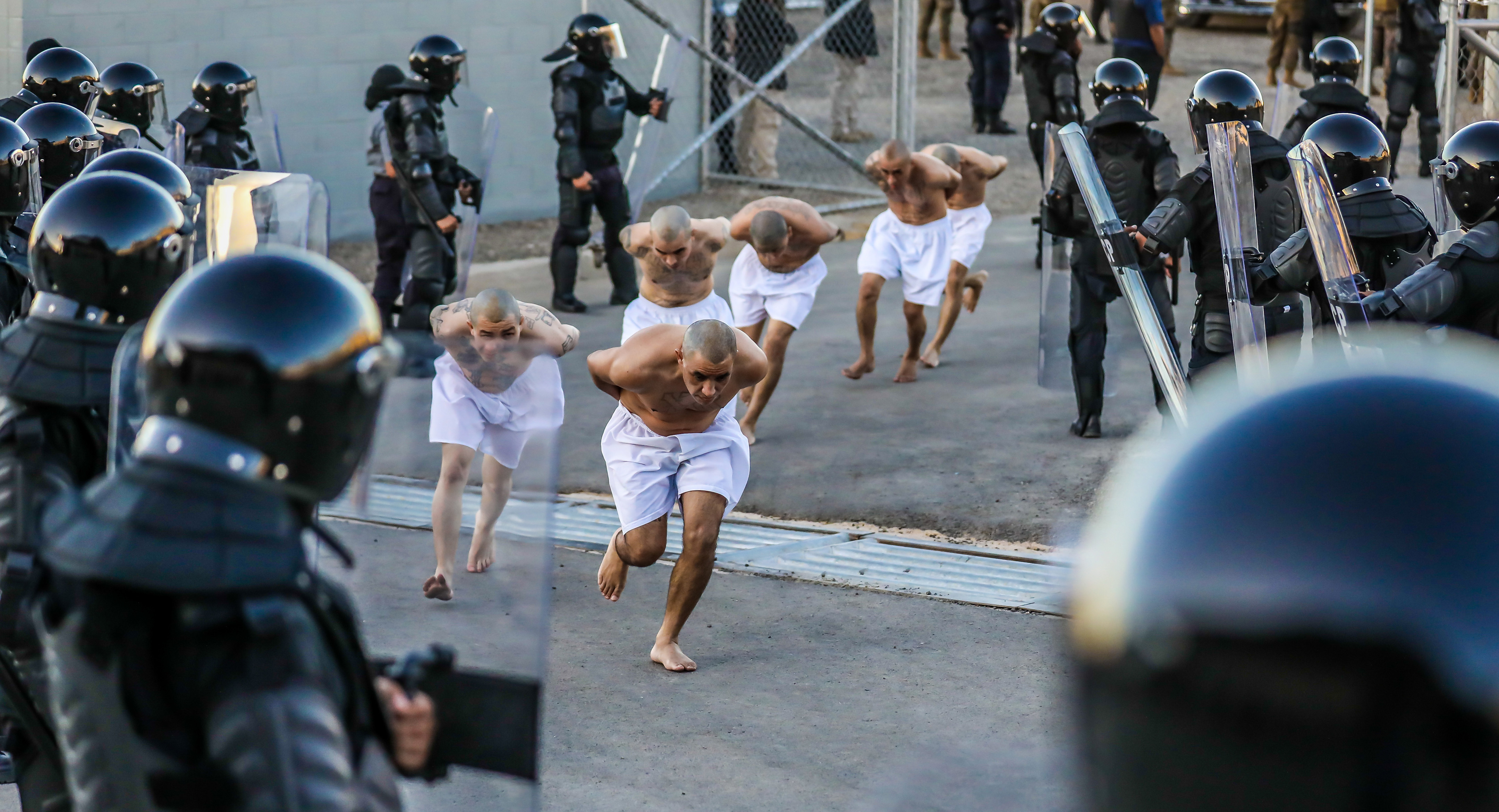 Bukele promete “arrasar” las pandillas de El Salvador y autoriza un cerco militar