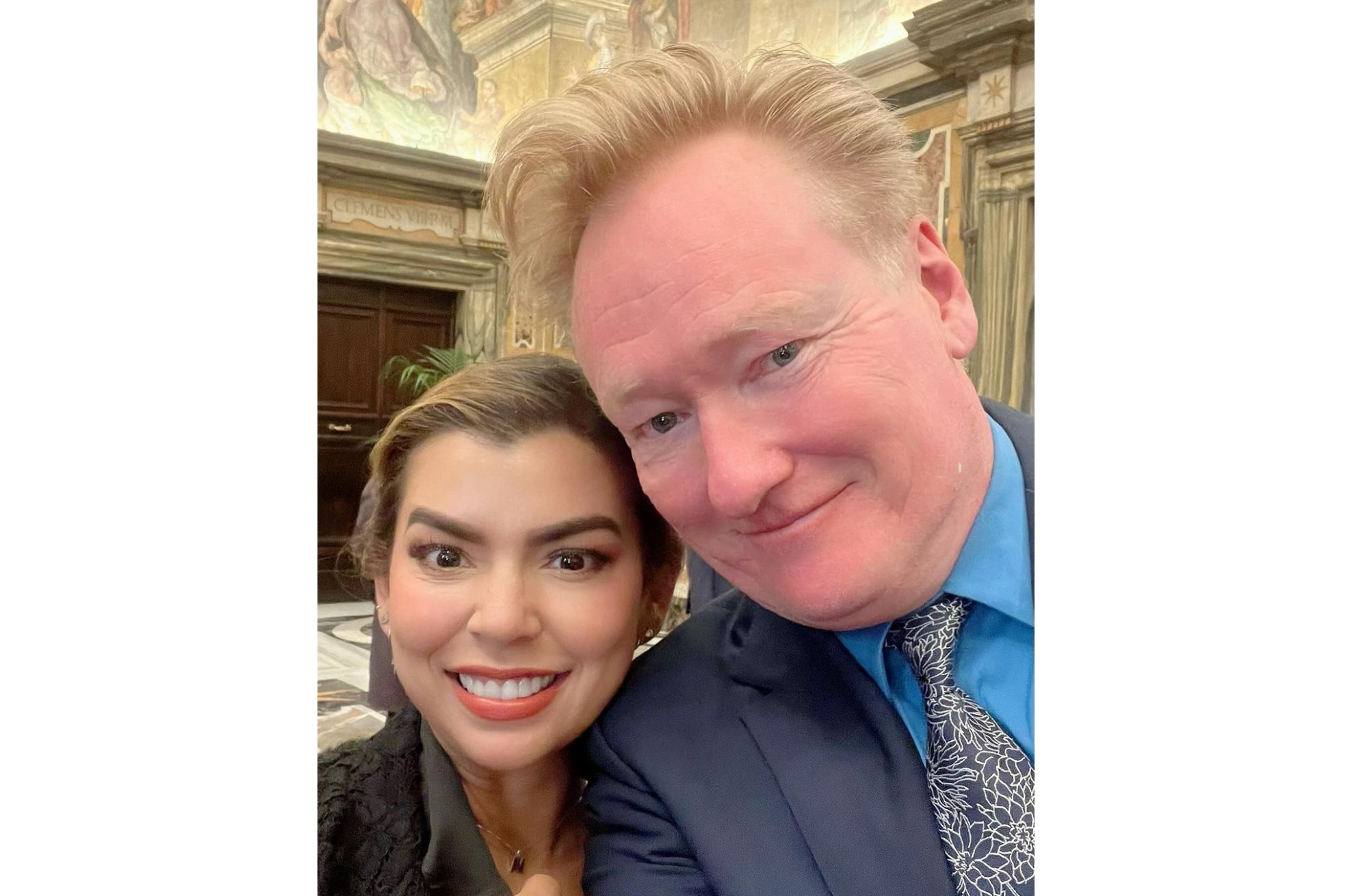 Pereira junto al presentador Conan O'Brien.