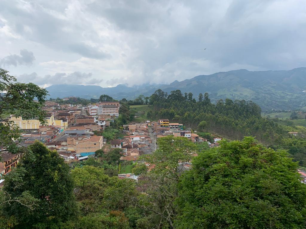 Multan a extranjero que paseó desnudo por calles de Jericó, en Antioquia