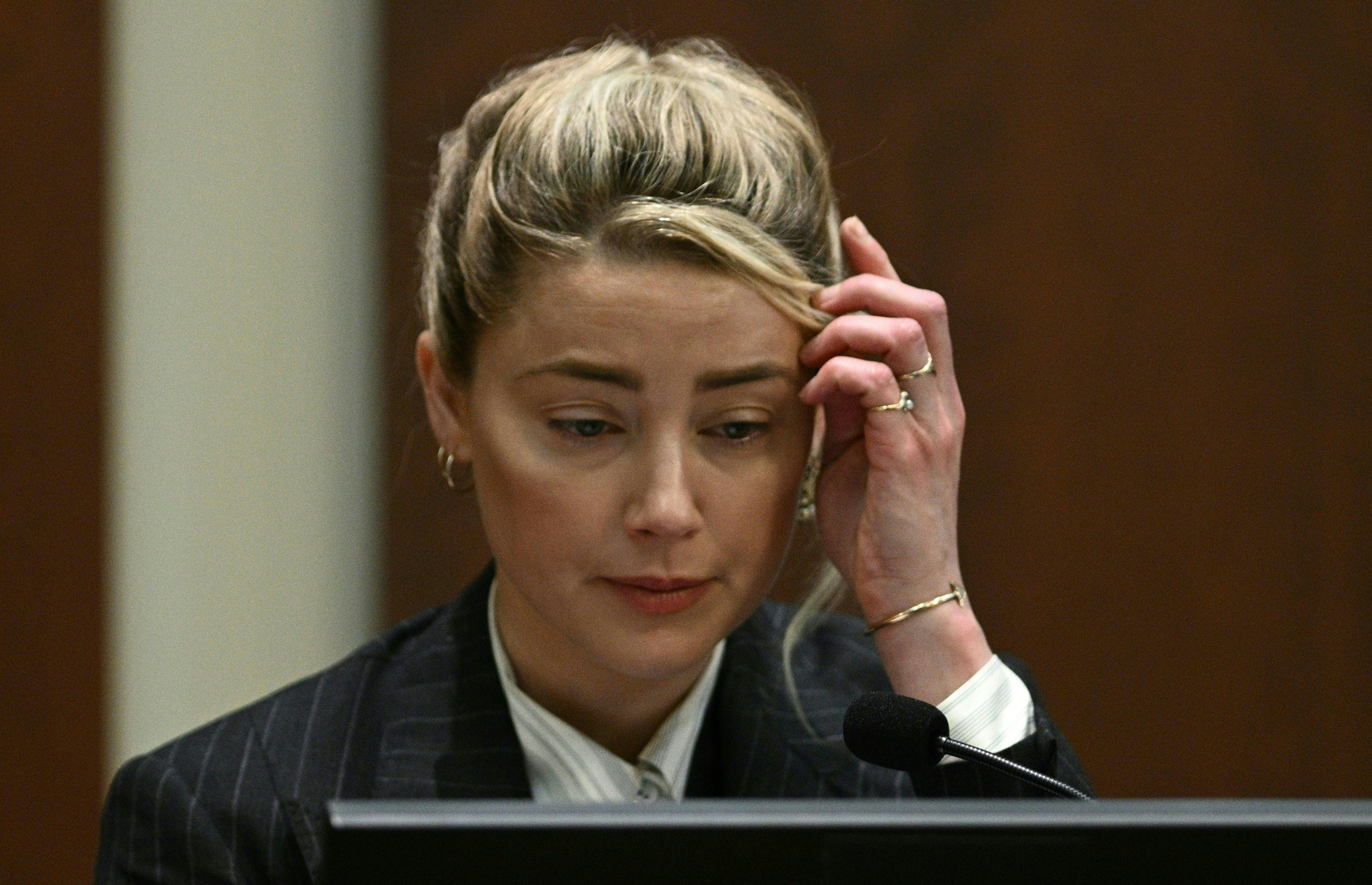 “La golpeaba repetidamente en la cara”: hermana de Amber Heard sobre Johnny Depp