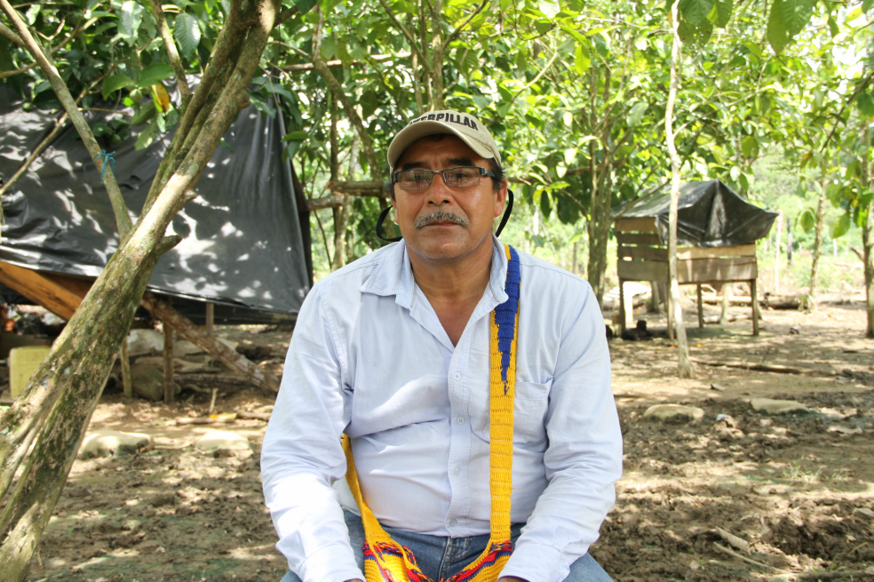 Rógeres Higuita es un líder de población desplazada. La violencia paramilitar, precedida por la guerrillera, lo sacó corriendo de su finca. Ahora apoya el retorno de la gente que, como él, vivía en el Parque Nacional Paramillo