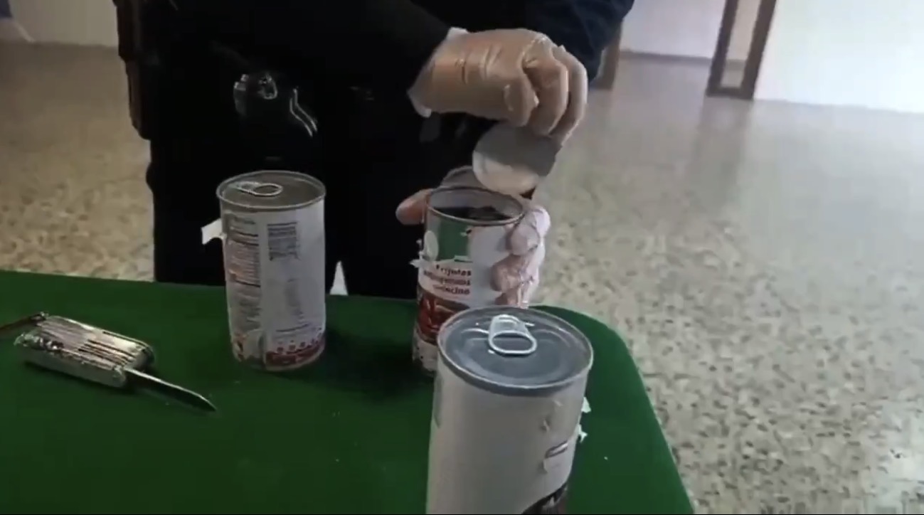 Descubren más de 21 kilos de marihuana ocultos en latas de fríjoles en Bogotá
