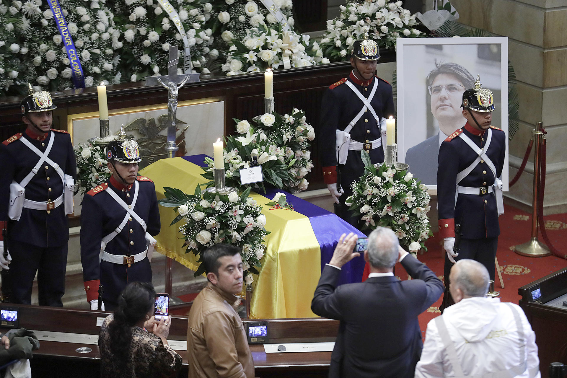 Segundo día de velación de Uribe: los llamados al diálogo, asistentes y lo que viene