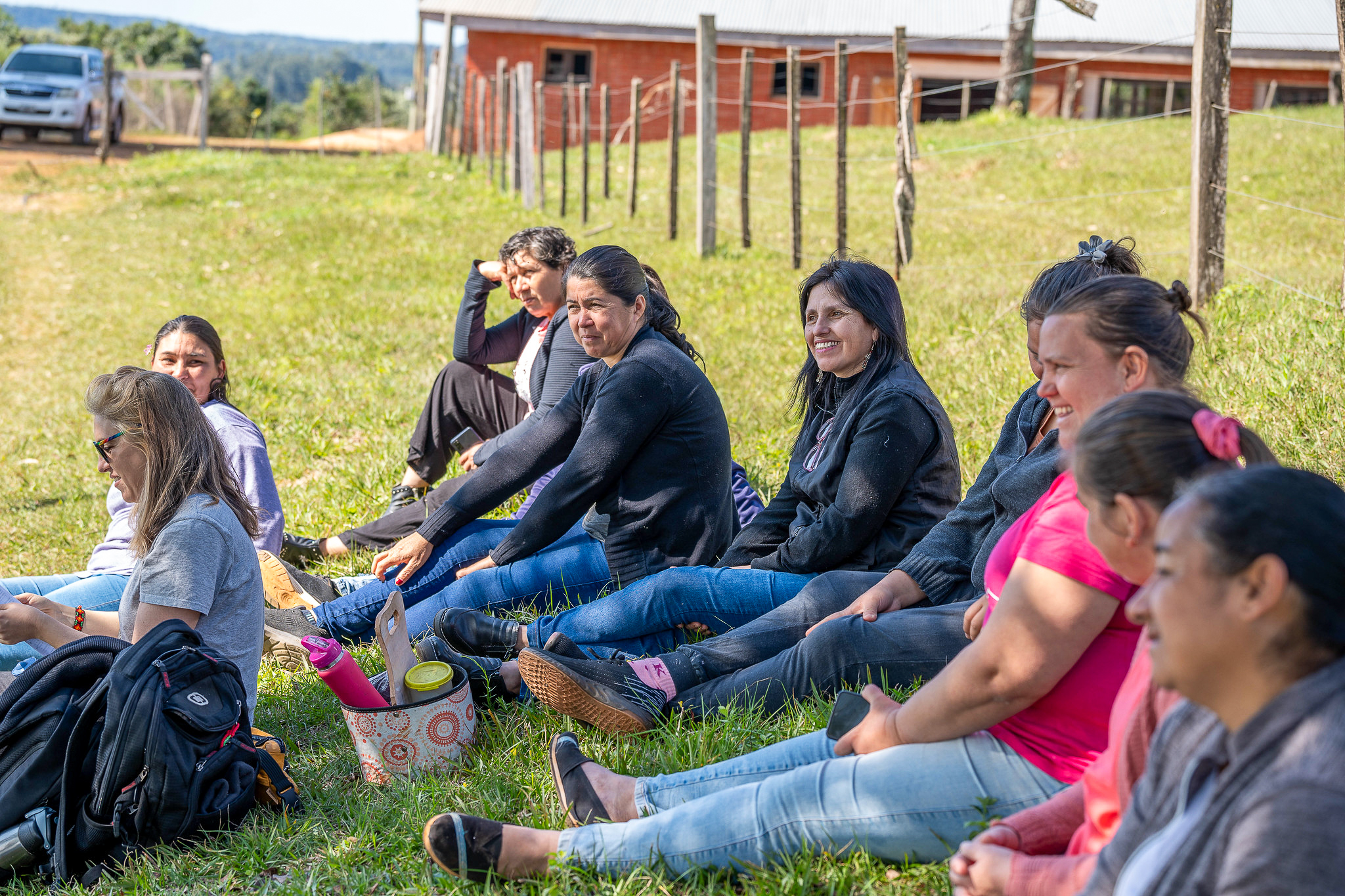 La FAO ayuda a países de América Latina a diseñar y aplicar estrategias, planes de acción y de inversión para proyectos bajo el modelo REDD+, ayudándoles a fortalecer sus capacidades, desarrollar y transferir conocimientos de vanguardia, apoyar el acceso a financiación climática -como la del Fondo Verde para el Clima- y facilitar los procesos multiactores. Con ello, países como Argentina, Chile y Colombia, han logrado resultados significativos atrayendo inversiones para la mitigación del cambio climático y la restauración forestal en beneficio de sus comunidades rurales.