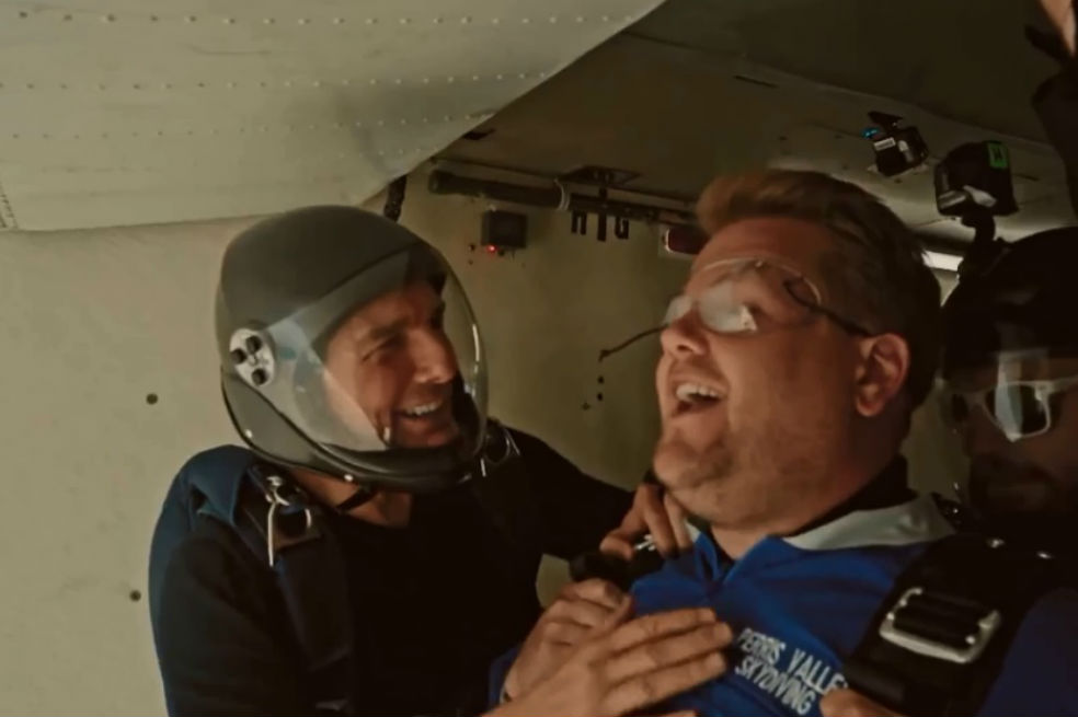 Tom Cruise y James Corden se lanzaron de un avión para promocionar película