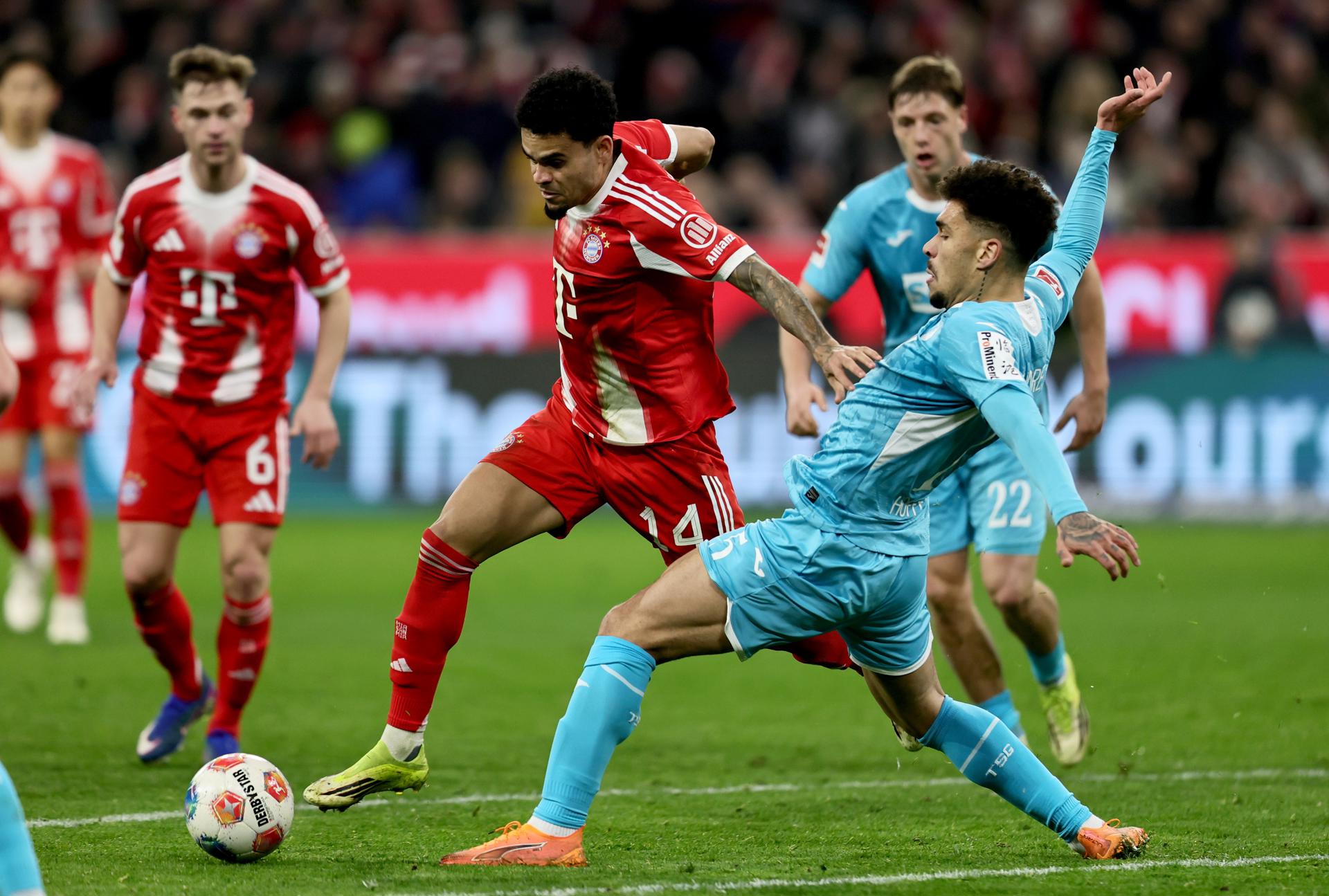 MUNICH (Germany), 08/02/2026.- Luis Diaz of Munich (L) in action against Valentin Gendrey of Hoffenheim (R) during the German Bundesliga soccer match between FC Bayern Munich and TSG Hoffenheim in Munich, Germany, 08 February 2026. (Alemania) EFE/EPA/RONALD WITTEK CONDITIONS - ATTENTION: The DFL regulations prohibit any use of photographs as image sequences and/or quasi-video.
