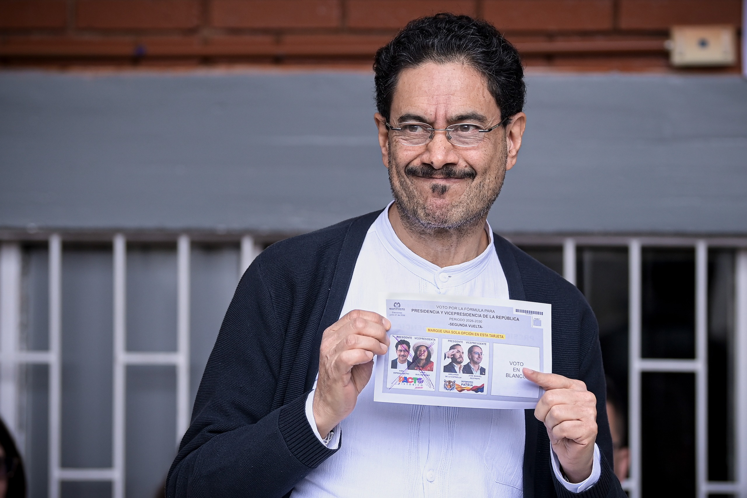 El candidato Iván Cepeda ejerció su derecho al voto en el colegio San Lucas, en la localidad de Kennedy, en Bogotá.