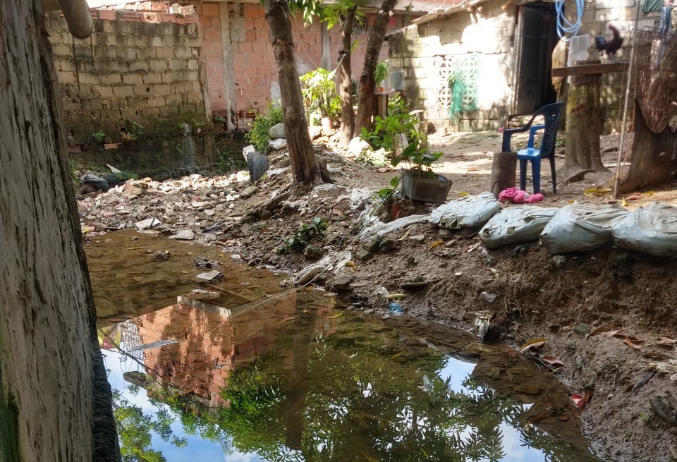 En el barrio El Carmelo de Cartagena llevan 11 años esperando intervención de un caño