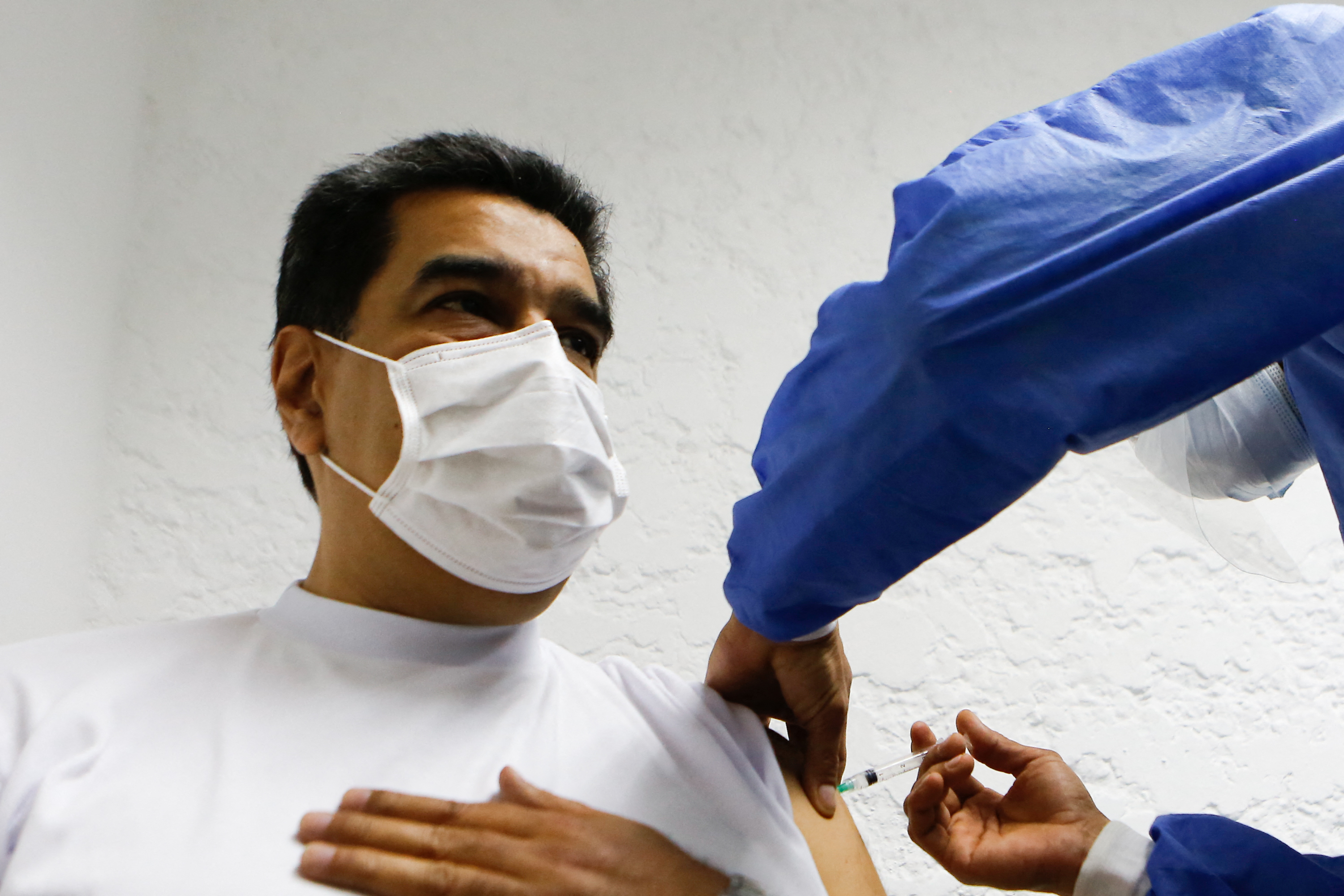 Nicolás Maduro recibe la primera dosis de la vacuna rusa Sputnik V